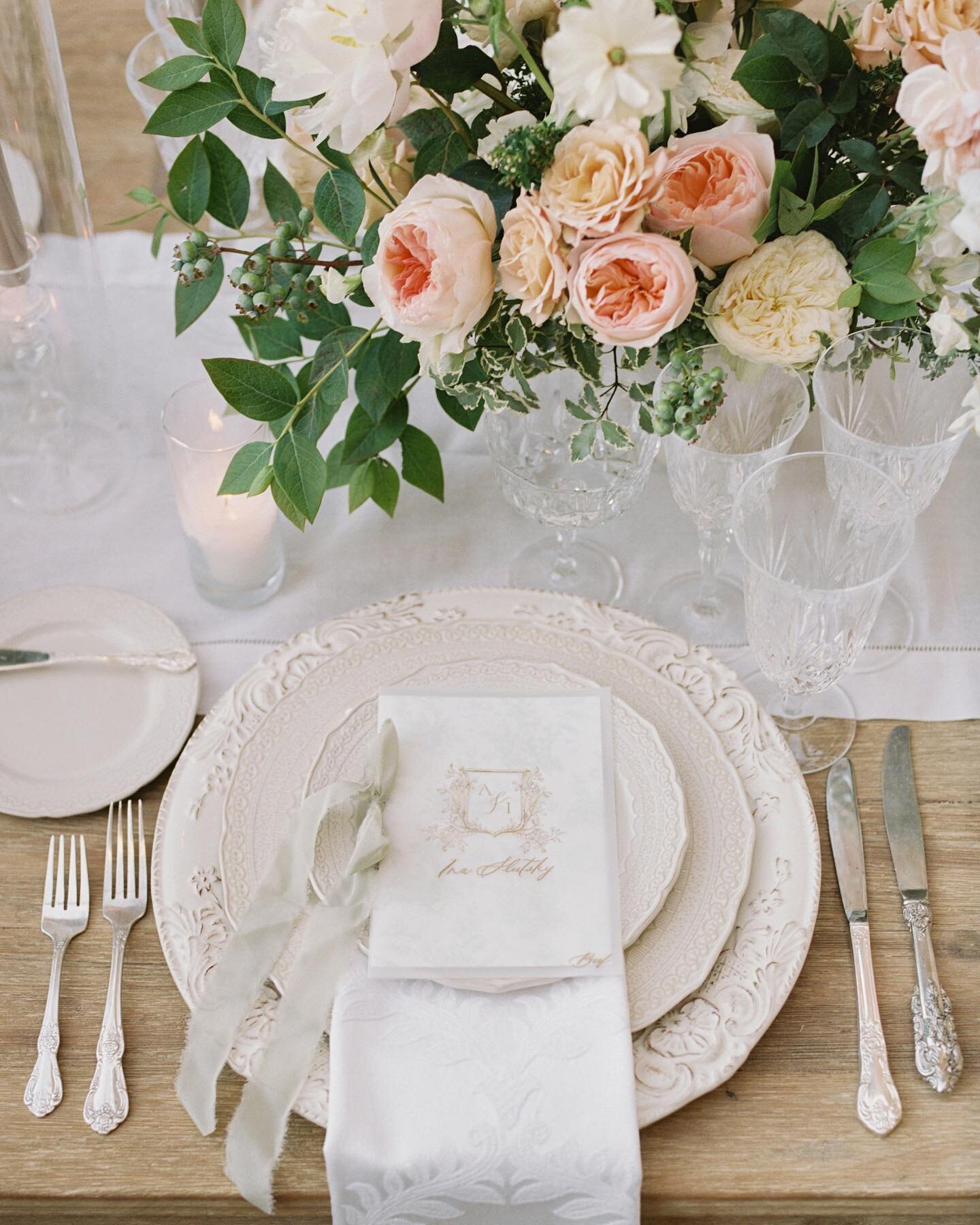 Tablescapes are one of my favorite day of details. I love the personal touch that menus can add to welcome your guests to their seat ✨

Photo by @amandakphotoart 
Planning by @amandamarieandco 

#fineartwedding #fineartstationery #weddingmenu #weddin