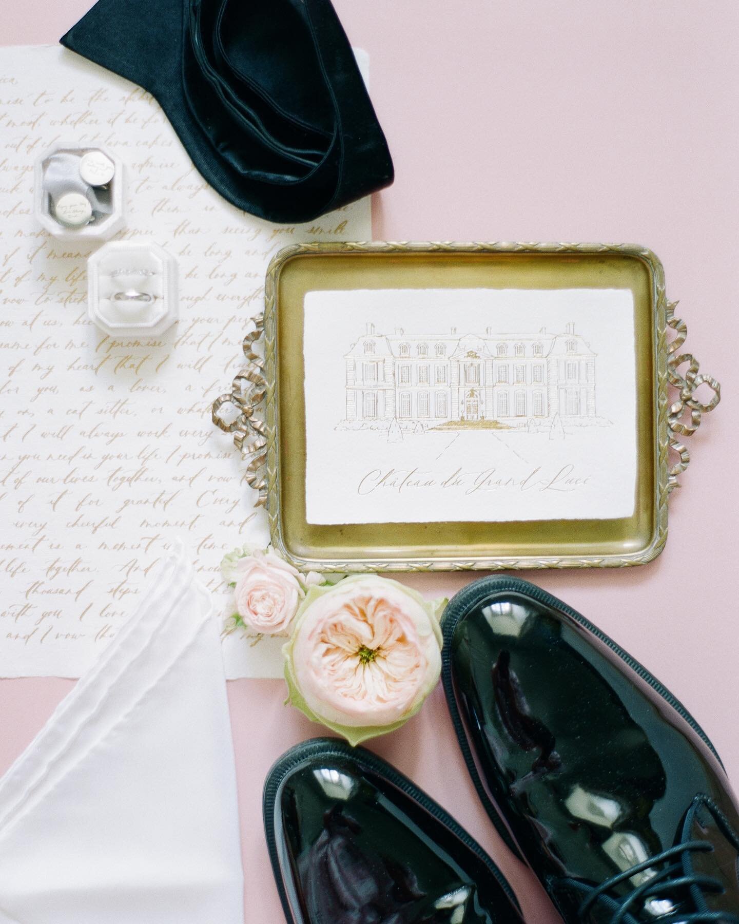 Ch&acirc;teau du Grand-Luc&eacute; pressed in gold! Paired with handmade paper from Jessica &amp; Mark&rsquo;s beautiful June wedding ✨ 

Photo by @mollycarrphotography 

#fineartwedding #venuesketch #goldfoil #flatlayoftheday #fineartstationery #han