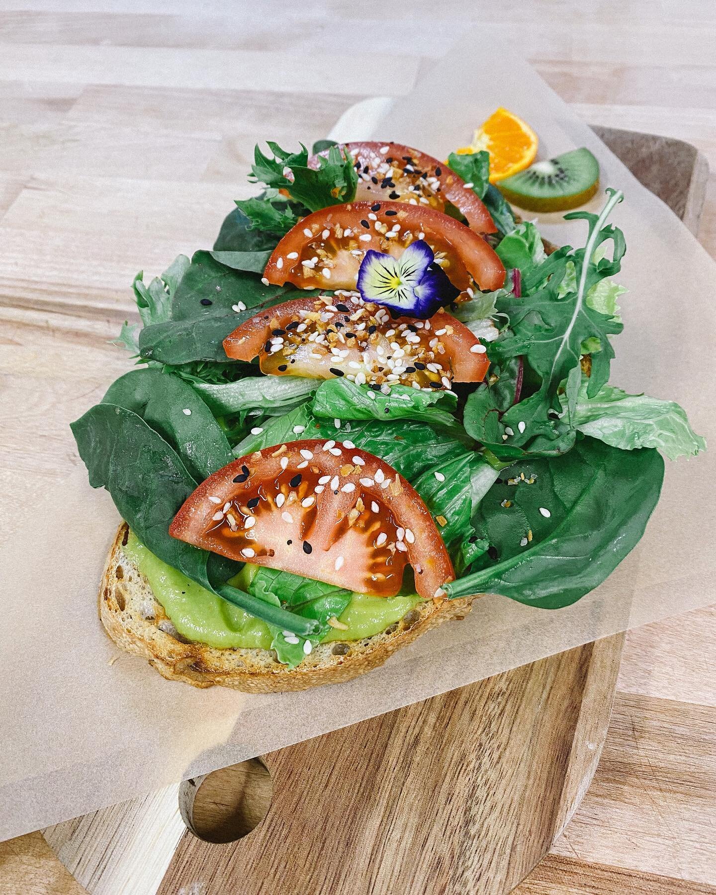 Some delicious and good looking avocado toast 😍we serve it on our house baked sourdough bread. We use avocados from our local farmers. Topped with organic greens and delicious tomatoes! #konaorigins #supportlocal #blessedandgrateful
