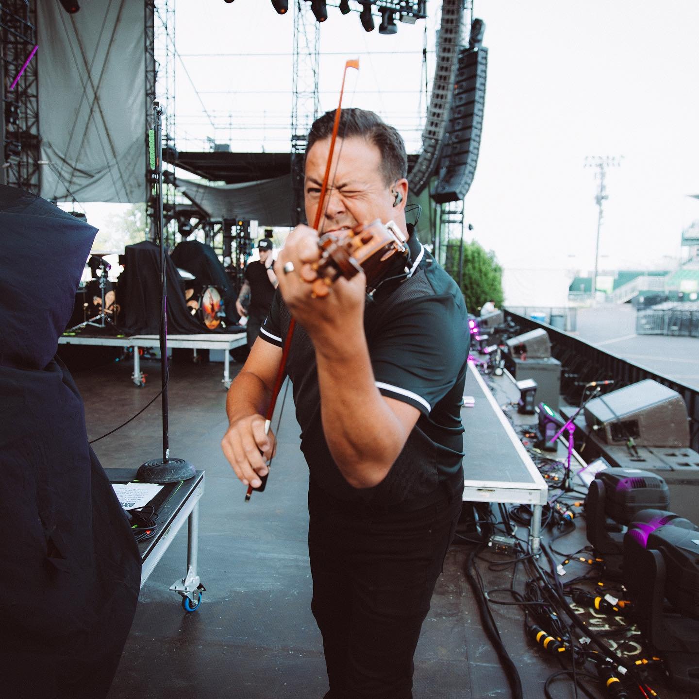 A few snaps from Chicago last year. We&rsquo;ll be back in town on June 28 at @huntingtonbankpavilion with Third Eye Blind! 
&bull;
&bull;
&bull;
📸 @acaciaevans 
#yellowcard #yellowcardband #poppunk #emo #candidphotography #behindthescenes #chicago