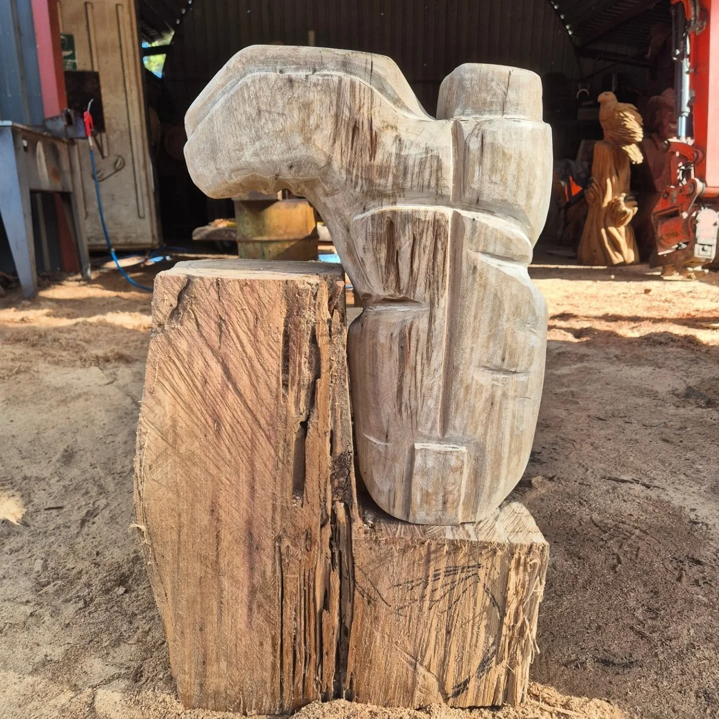 Kick off your boots 👢 it's Friday!

#cowboyboots #rodeostyle #chainsawart #boots #westernstyle #lazylogz