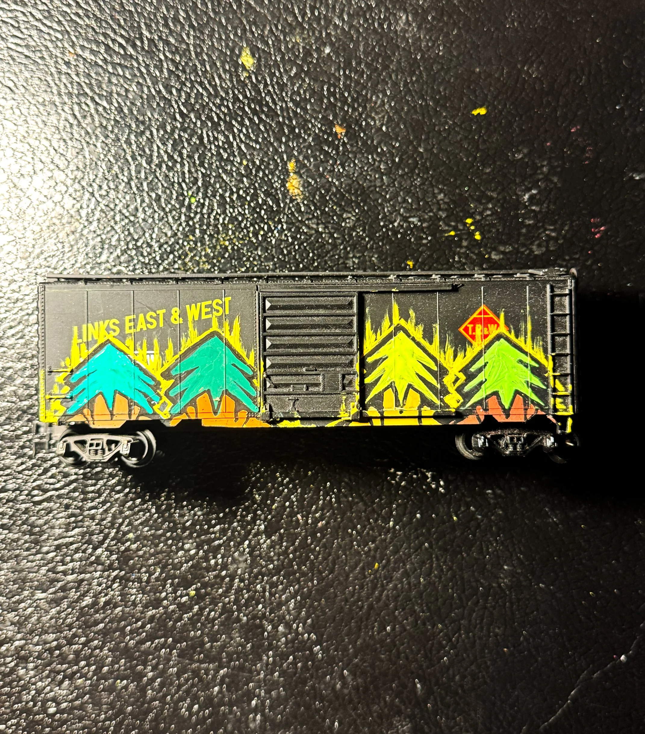 Links East & West HO Scale Graffiti Train