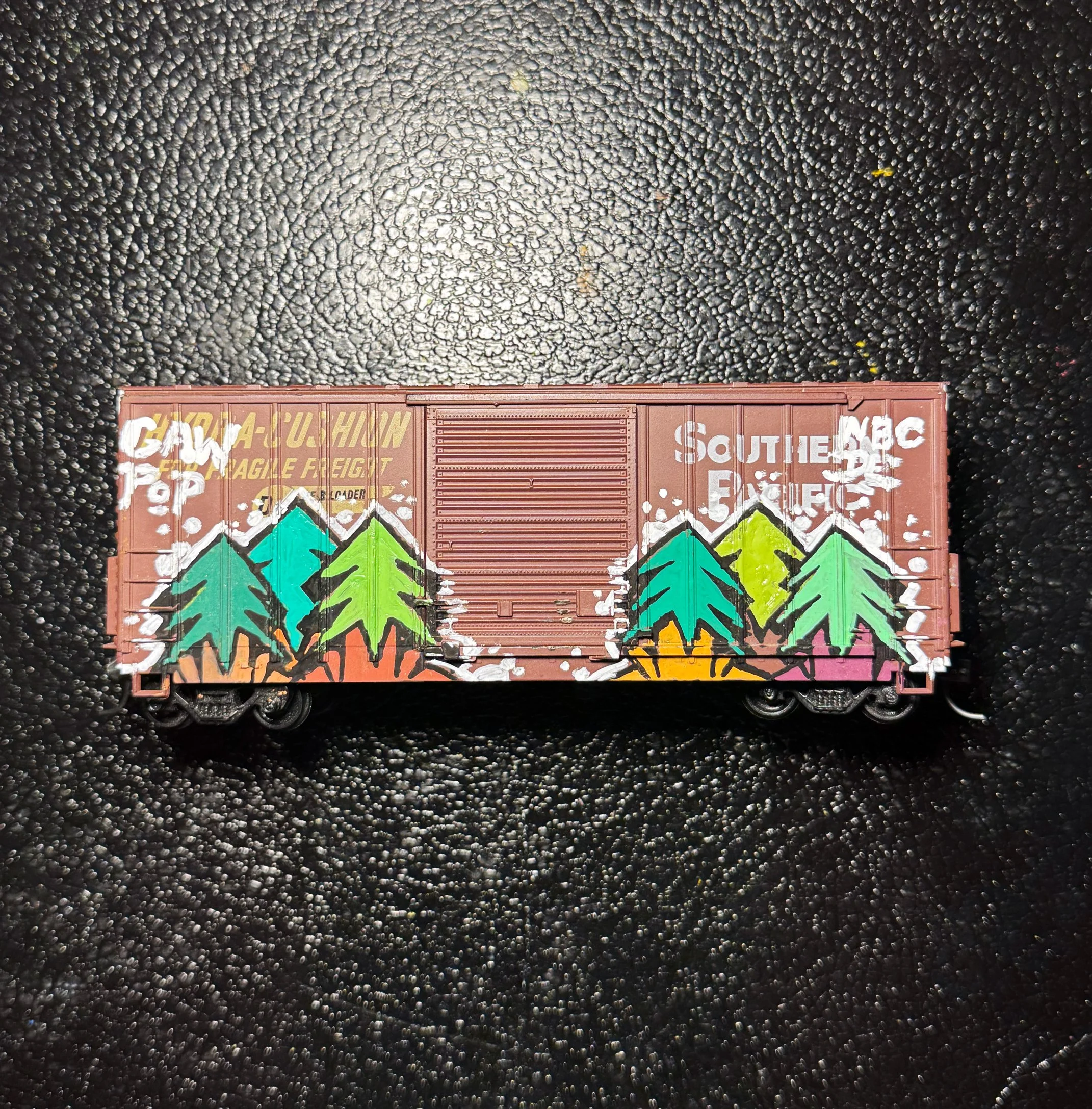 Hydra Cushion - HO Scale Graffiti Train