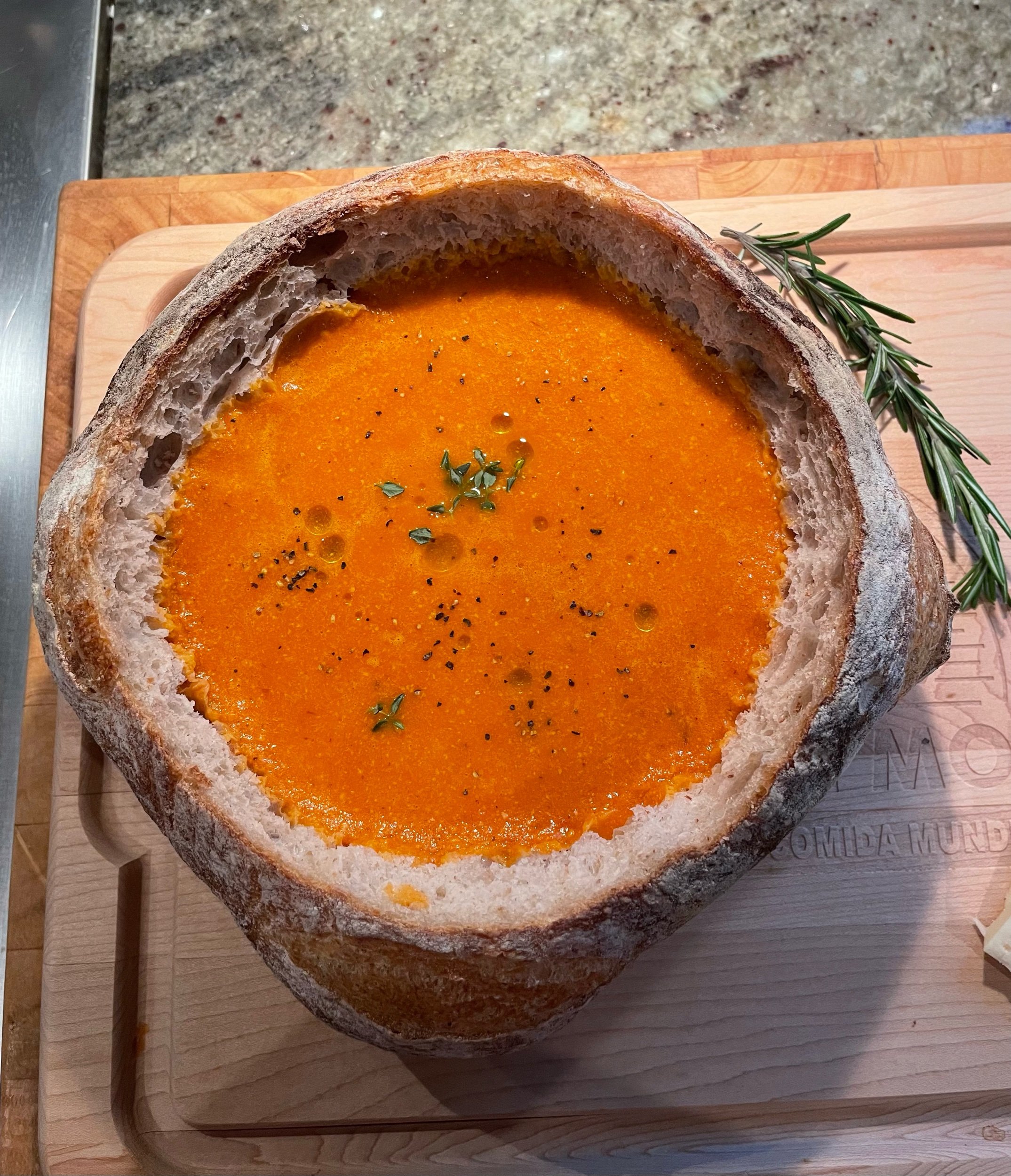 Sopa de tomate asado en pan de masa madre