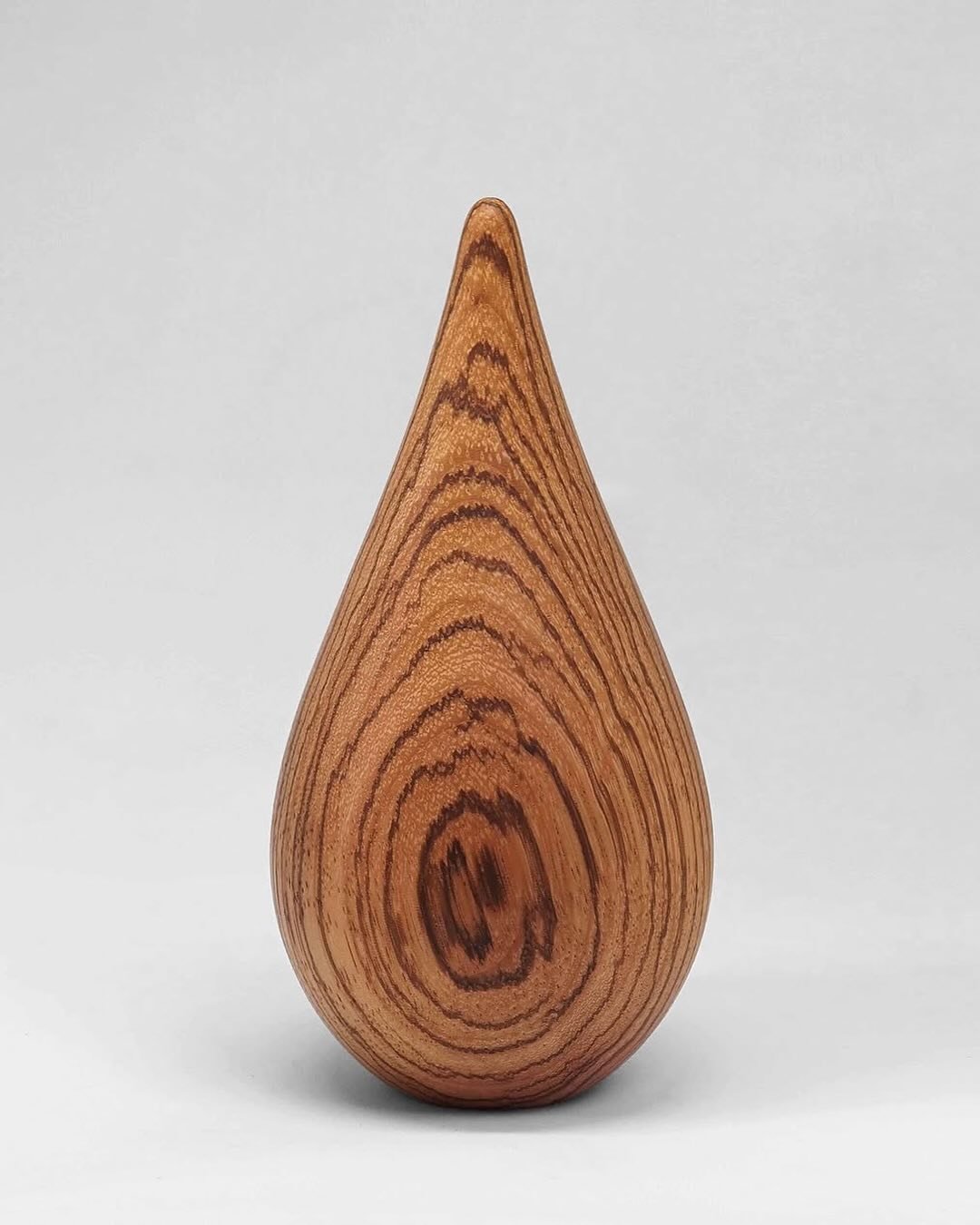 Pretty! Teardrop-shaped urn by @k_j_woodturning and presented by @urnstudios 

&bdquo;Handmade with precise detail and timeless form, Keith Jaques&rsquo; Teardrop urns offer an elegant keepsake that can be both proudly presented or integrated effortl