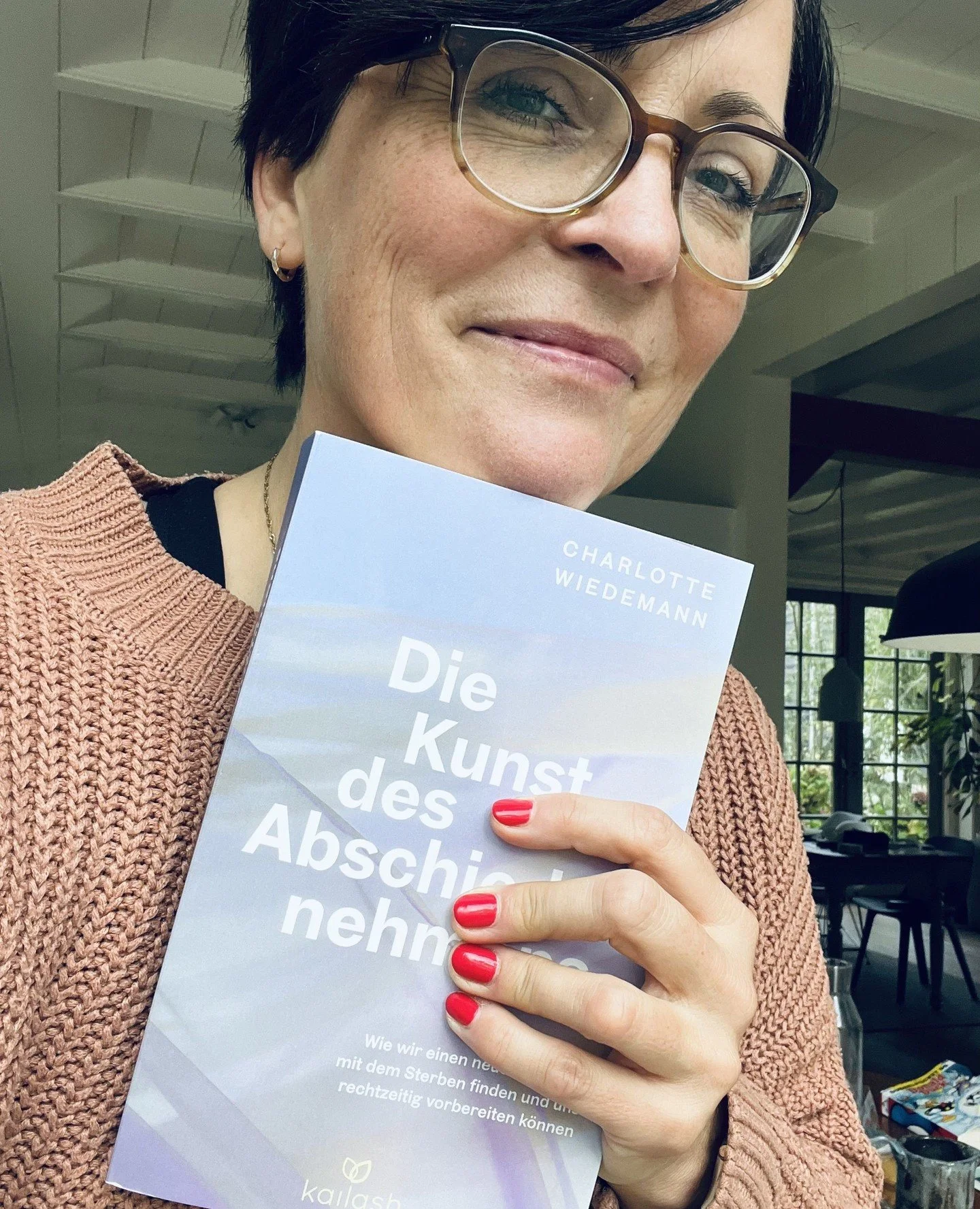 ✨It&rsquo;s here!✨⁠
⁠
Look what landed in my mailbox today: @charlottewiedemann's brand new book! 🥹👏 I can&rsquo;t tell you how happy (and proud!) I am to finally hold it in my hands.⁠
⁠
Charlotte, you did it! I know how much energy, heart and stub