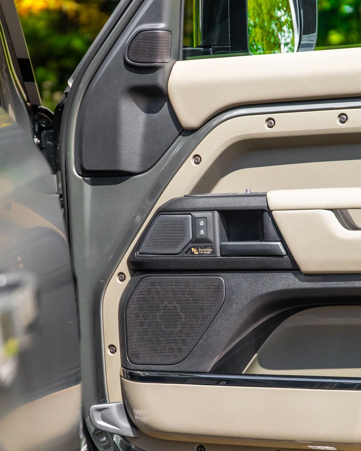 🔊 Defender Octa sound system upgrade – Stage 4: Midrange 🔊
We’ve now added a stunning set of Audison Voce 2” midrange drivers into the front doors of this Defender Octa.
This is where the clarity and vocal presence really come a
