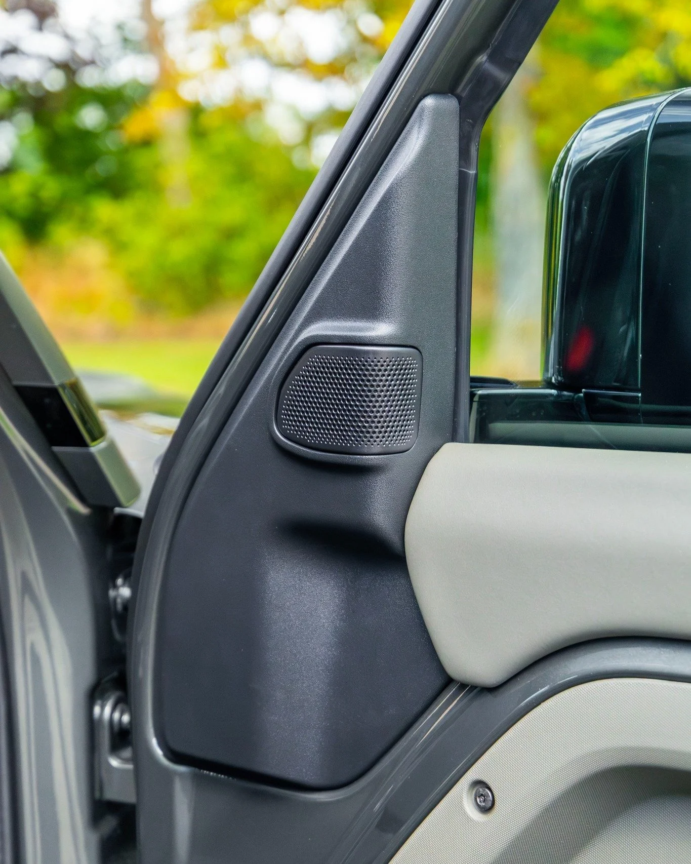 🔊 Defender Octa sound system upgrade – Stage 6: Front tweeters 🔊
We’ve now added a set of Mille Legend tweeters, beautifully integrated into the A-pillars with a flawless OEM finish.
These high-performance tweeters deliver stunning hi