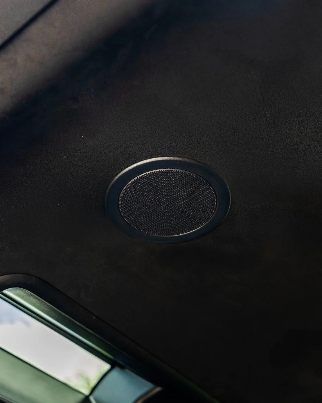 🔊 Defender Octa sound system upgrade – Stage 8: Rear fill 🔊
For this stage, we’ve added Mille Legend midrange speakers in the rear to provide a perfectly balanced rear fill.
This isn’t about overpowering the front — it&rsq