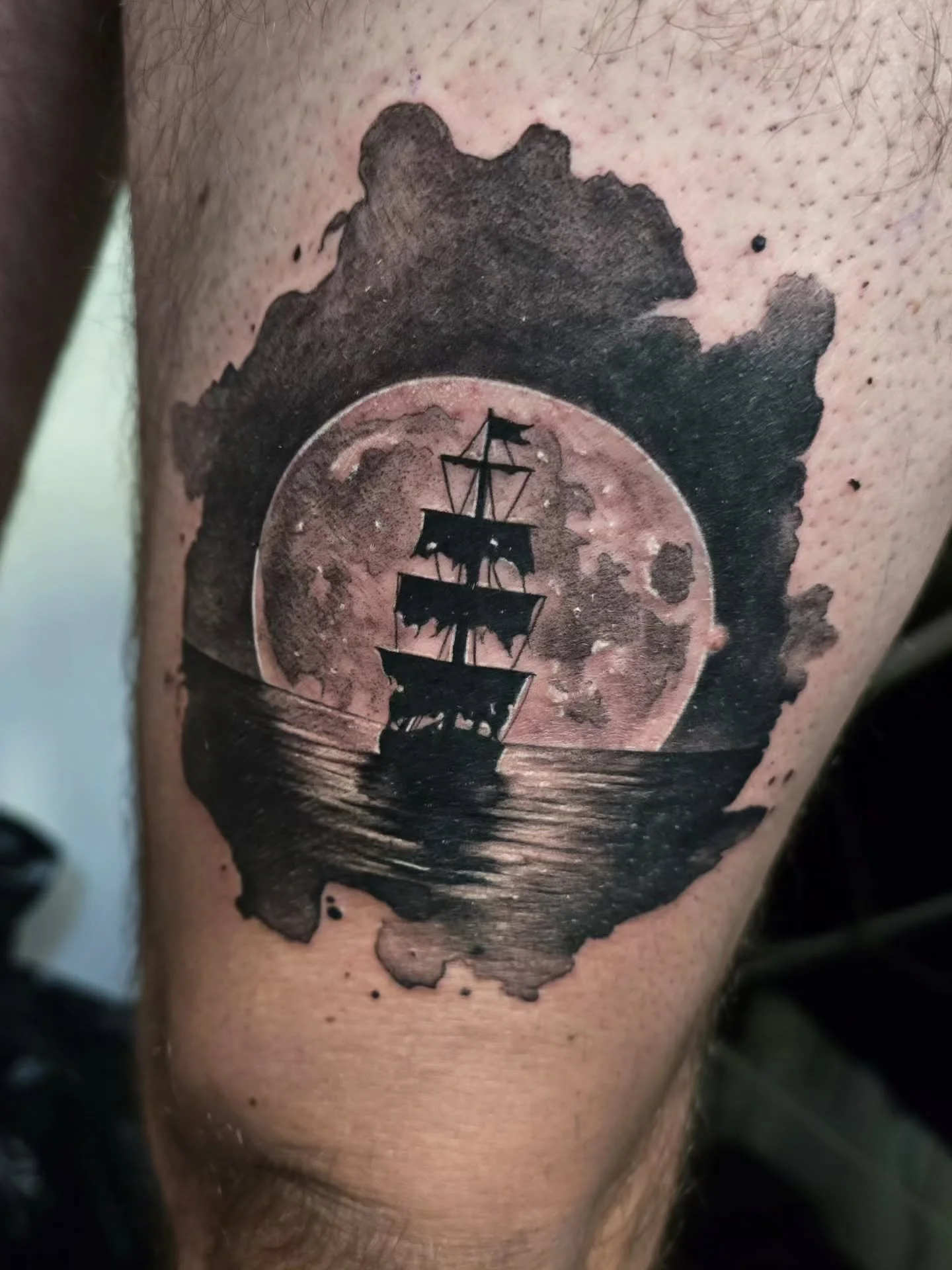 ⚡️PROJET PIRATE⚡️

Merci Franck pour m'avoir confi&eacute; ton projet pendant la @angerstattoofest

N'h&eacute;sitez pas &agrave; me contacter par mail pour discuter de vos projets &agrave; arnaud.gomet@gmail.com 

🏠 @le.spot.tattoo.nantes

-&Eacute