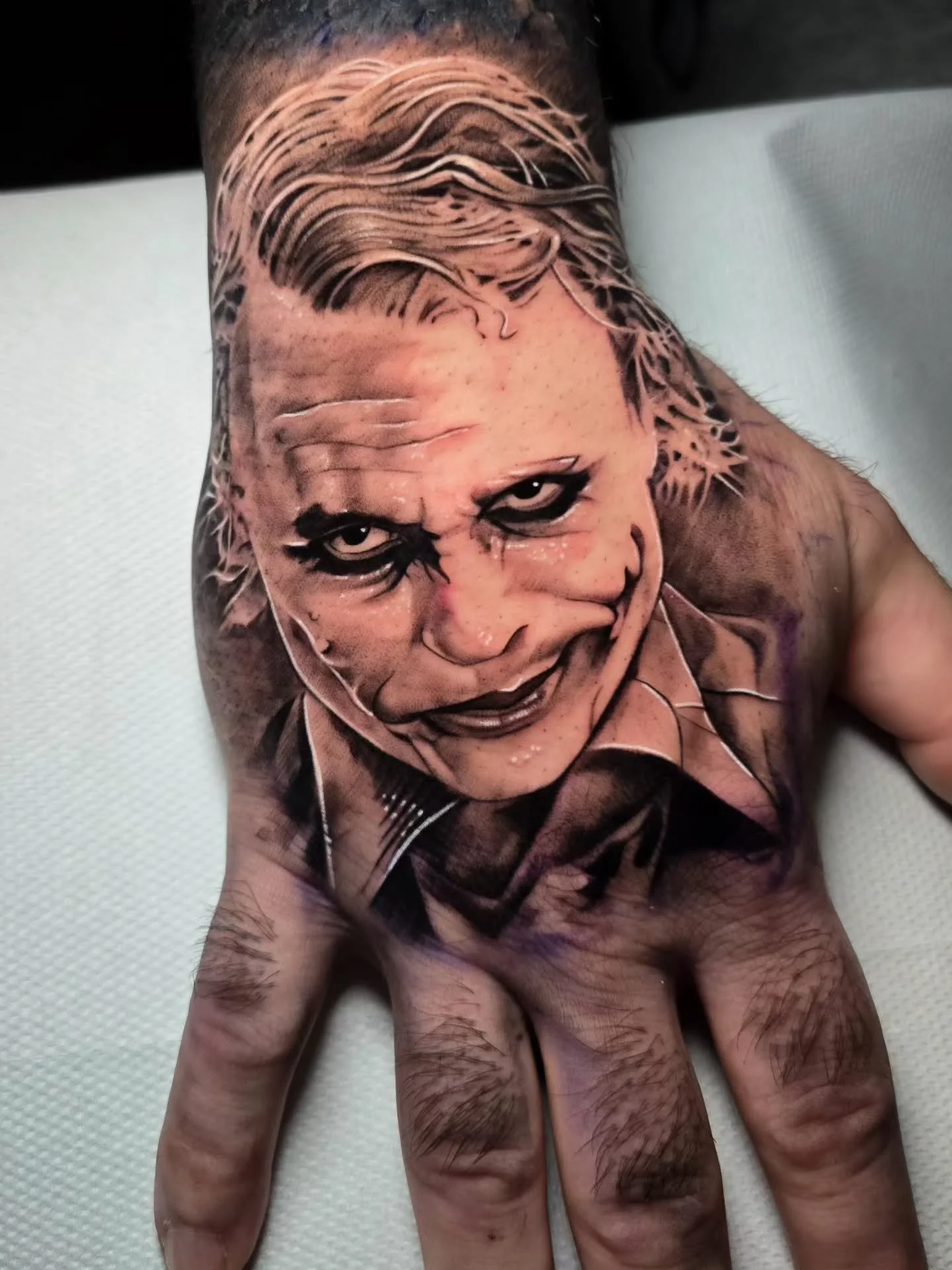 ⚡️PROJET JOKER⚡️

Merci Julien pour ta confiance dans la r&eacute;alisation de ton tatouage du Joker.
J'aimerai r&eacute;aliser beaucoup d'autres tattoos dans ce style l&agrave;. N'h&eacute;sitez pas &agrave; me contacter si vous souhaitez vous faire
