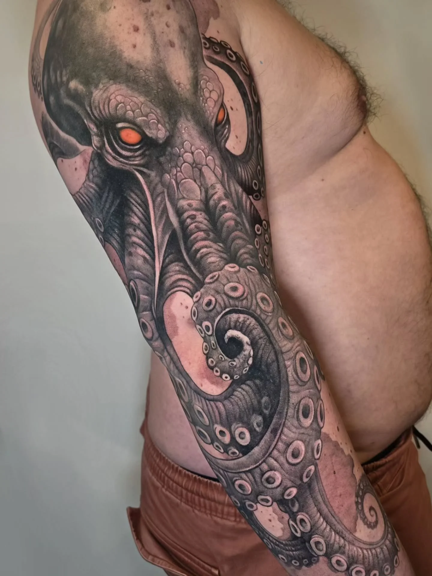 ⚡️PROJET KRAKEN ⚡️

Merci St&eacute;phane pour m'avoir confi&eacute; ton projet tatouage.
Pour vos projets, n'h&eacute;sitez pas &agrave; me contacter par mail &agrave; arnaud.gomet@gmail.com 

🏠 @le.spot.tattoo.nantes

-&Eacute;quipement ⚒️ : 
@vla