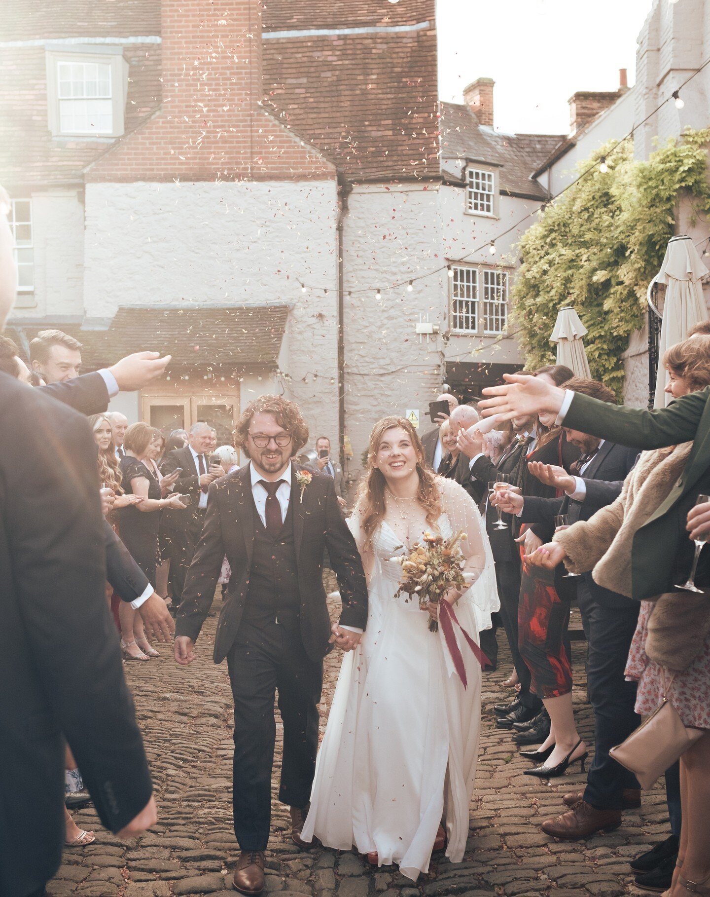 Last pic... 🐶 One of my final weddings from last year, here are a some couple shots from Shannon &amp; Harry's lovely day at the @thecrownthistle 
.
.
.
#weddingphotography #autumnwedding #winterwedding #oxfordweddingphotographer #weddingphotographe