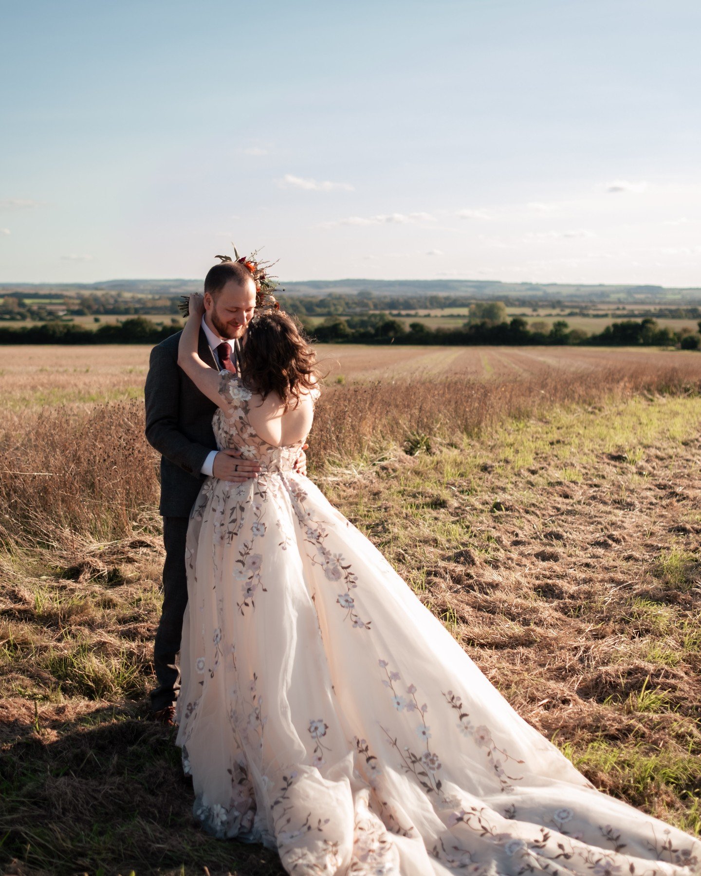 Loved my time at Fison Barn @earthtrustweddings this year, beautiful surrounding countryside and it just seems to be a venue that attracts the nicest people! 
.
.
.
#weddingphotography #autumnwedding #autumnweddinginspiration #oxfordshireweddingphoto