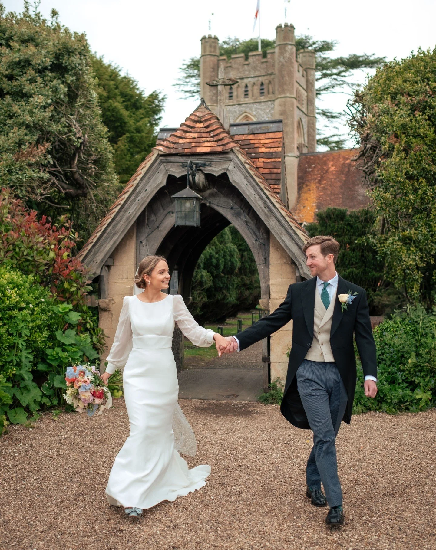 What a day!
A few favourite moments from the gorgeous wedding of Zoe &amp; Harry in the picture-perfect village of Hambleden.

Such a joy to capture and what a dream team to work with!

Planner: @karintindallweddings
Video: @agneharrisfilms
Hair &amp