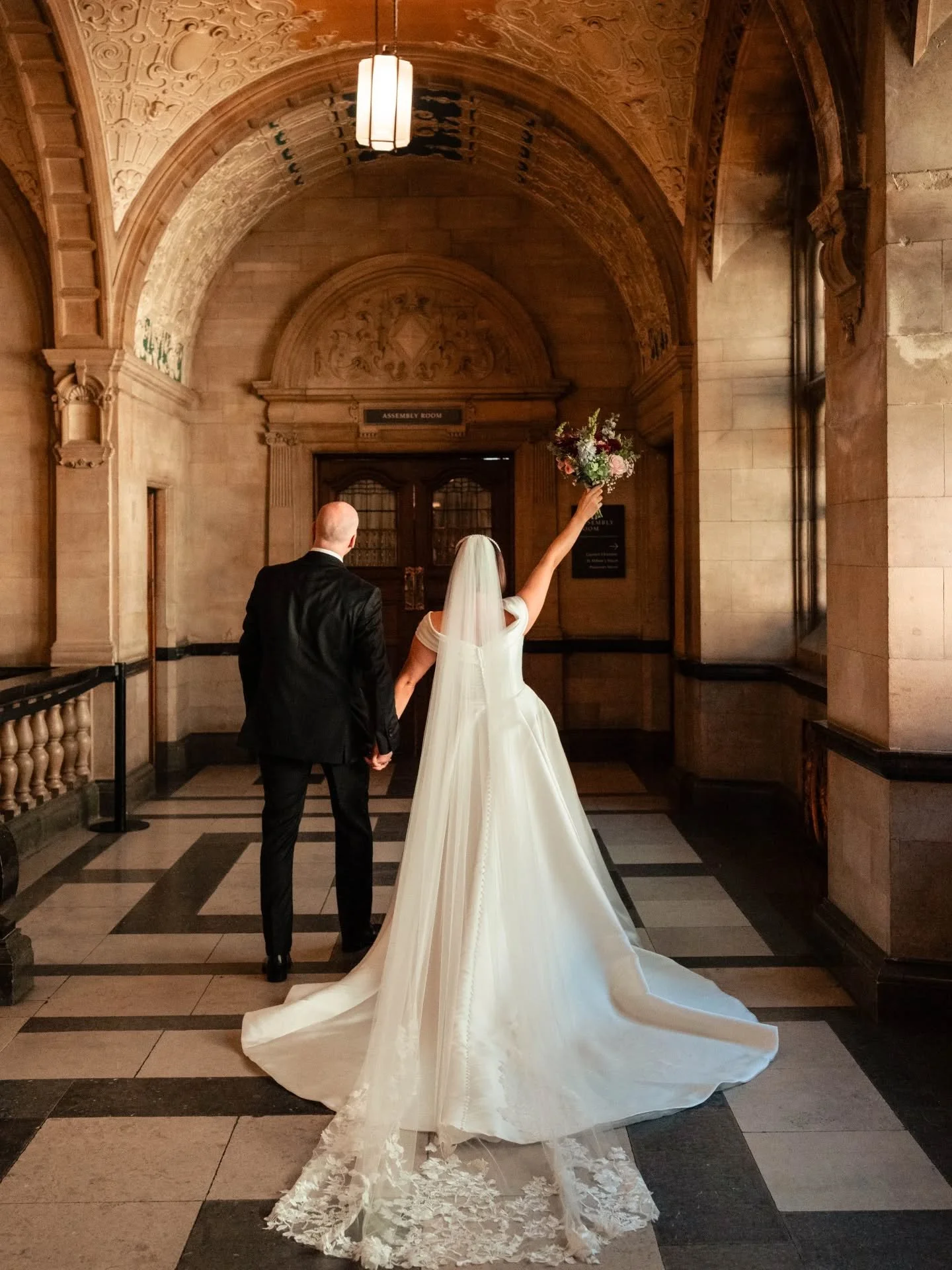 I felt a fantastic connection with this amazing couple, Imogen and Ollie. Their incredible wedding day in Oxford was one to remember.
The ceremony took place at Oxford Town Hall, which always provides such timeless beauty as a backdrop. Afterwards,