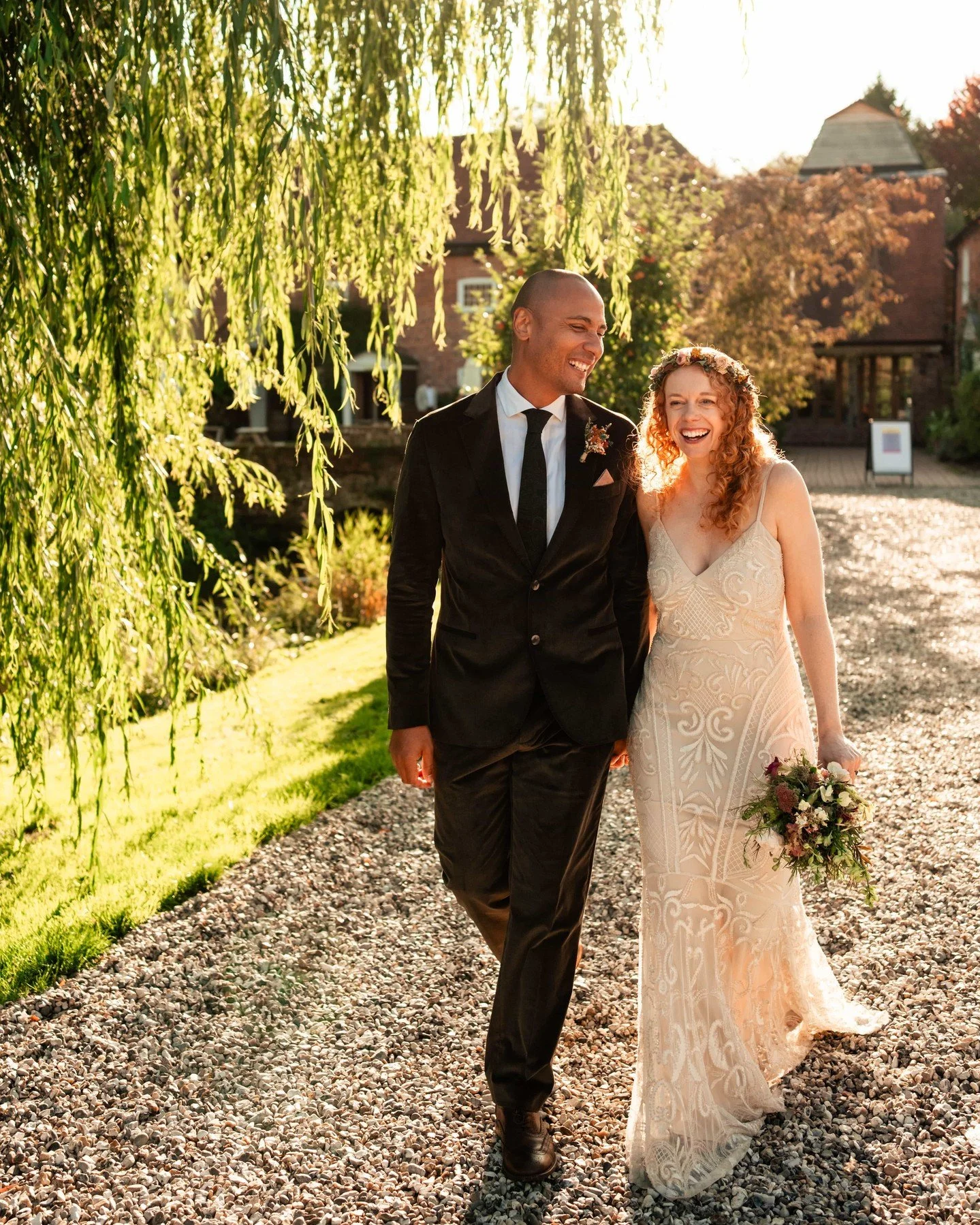 Rachel &amp; Pete at the @watermilltheatre last Autumn. 
.
.
.
#oxfordshireweddingphotographer #sussexweddingphotographer #gardenwedding
