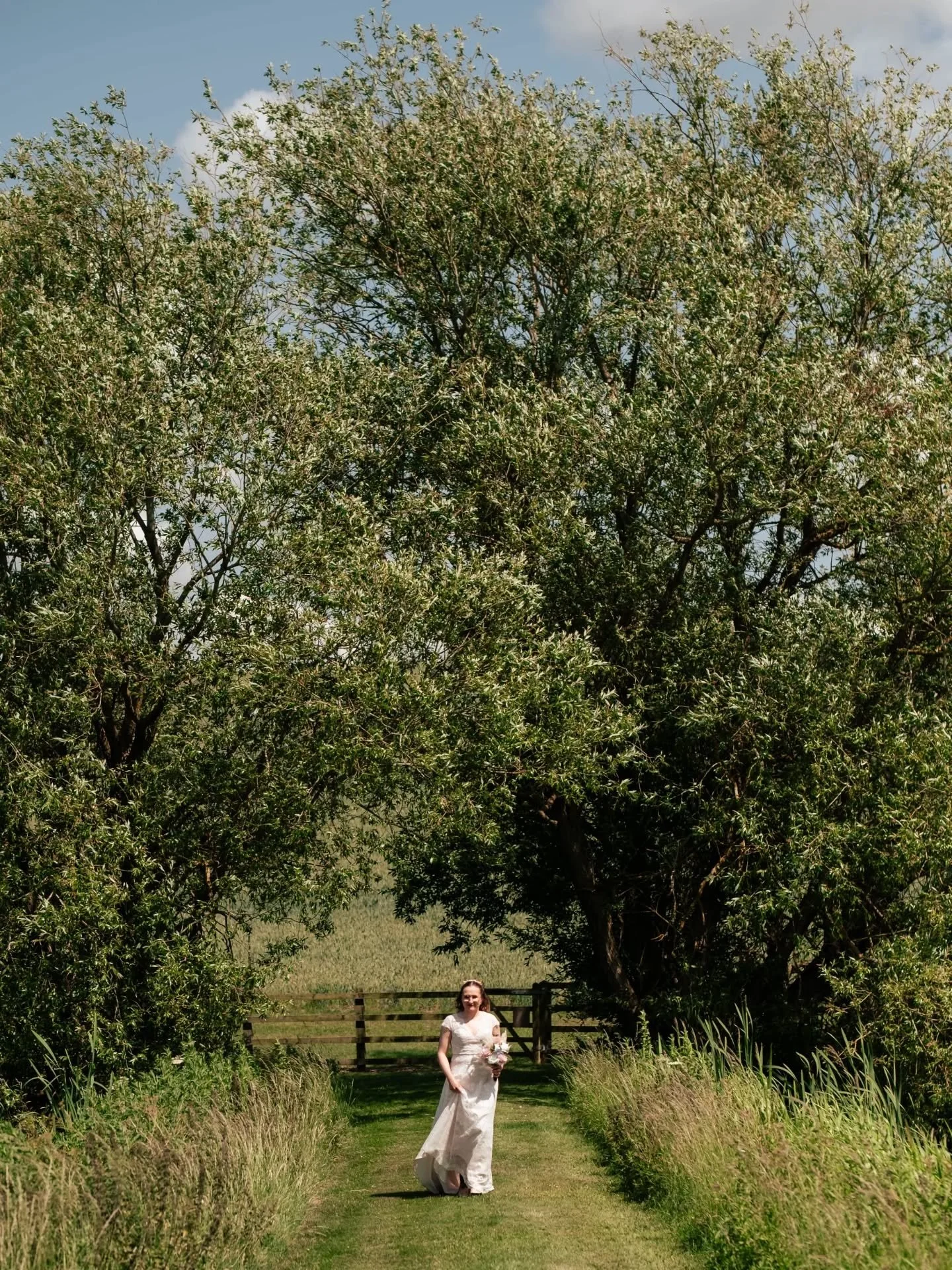 E&amp;J's sunny summer wedding last year at the beautifully rustic @newtonparkbarn ! Seeing these photos gets me very excited for this year's summer weddings!
.
.
.
#buckinghamshireweddingphotographer #candidweddingphotography #summerwedding