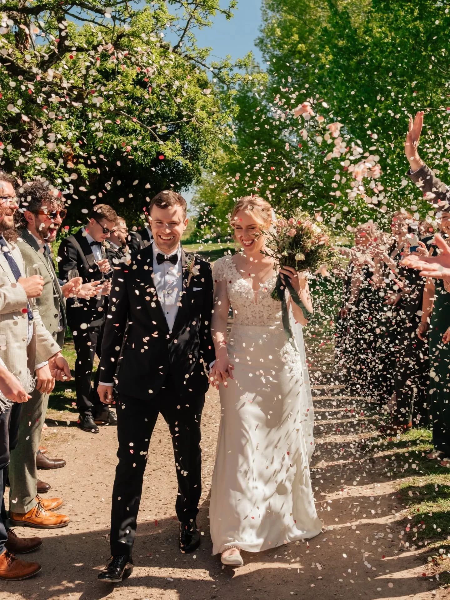 Loved this! Becky &amp; Simon&rsquo;s journey along the Thames from Oxford to @theperchoxford was such a great way to travel! They chose to have just their bridesmaids and groomsmen onboard, which made it feel really fun and close-knit. But by far th