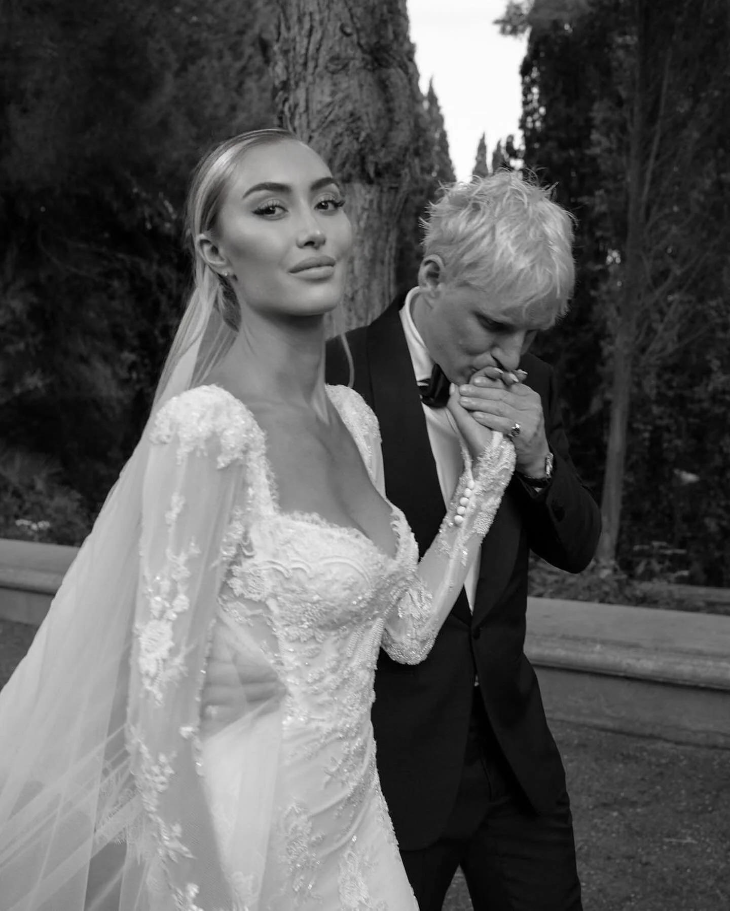 HAPPY ANNIVERSARY WEEK to @newlywedspodcast power couple, @jamielaing &amp; @sophiehabboo 💍

Photography: @phoebepiperphoto 

#thechampagency #newlywedspodcast