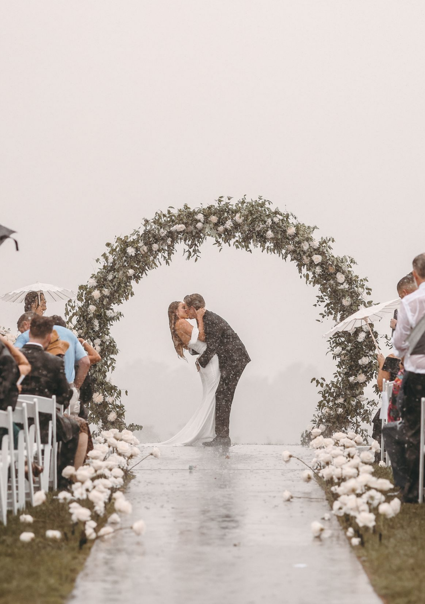 Mariage pluvieux, mariage heureux ? Oui… à condition d’avoir un vrai plan B (stylé !)
