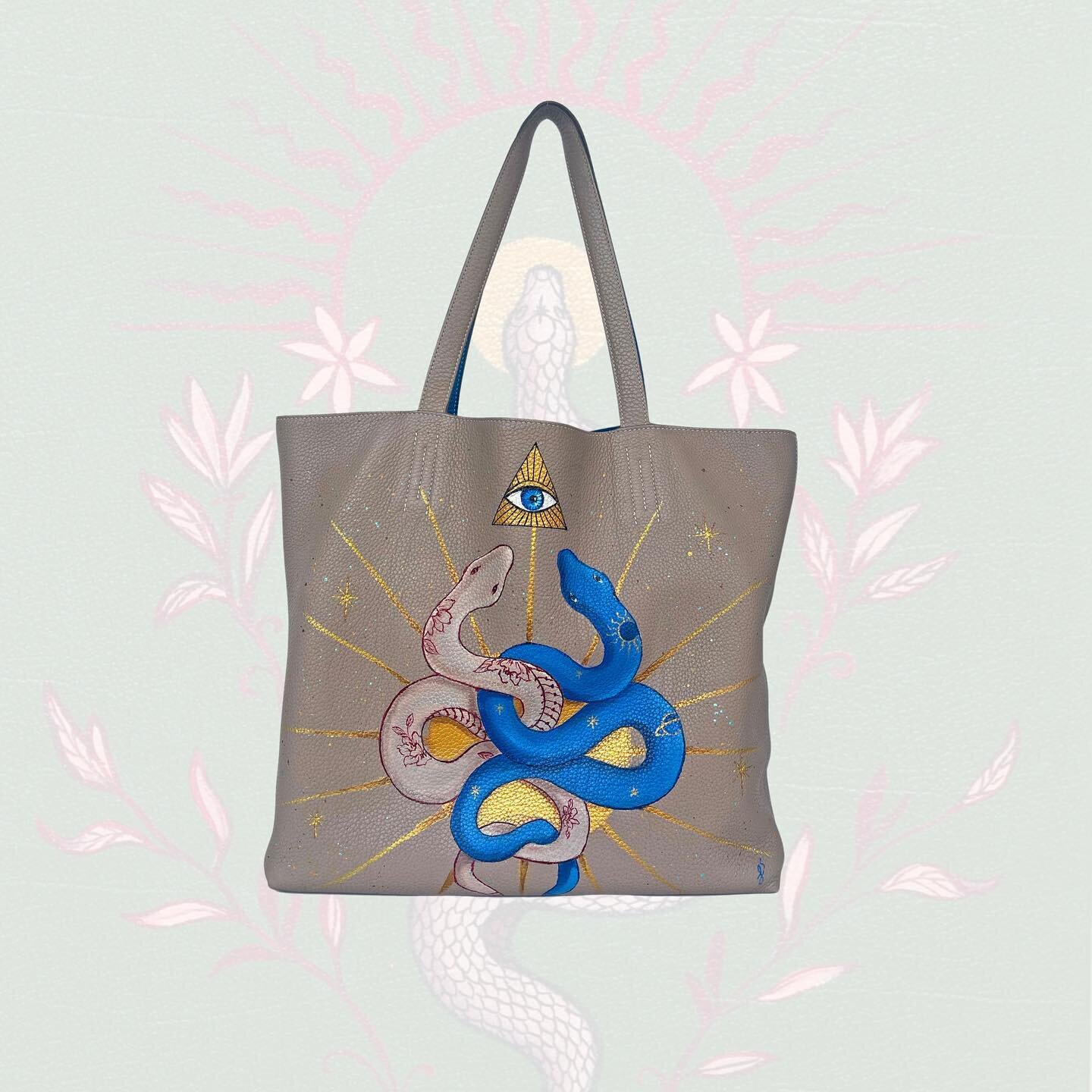 This reversible @hermes mystical makeover was so fun to paint! 

#hermes #luxuryhandbag #handpainted #customizedhandbag #customized