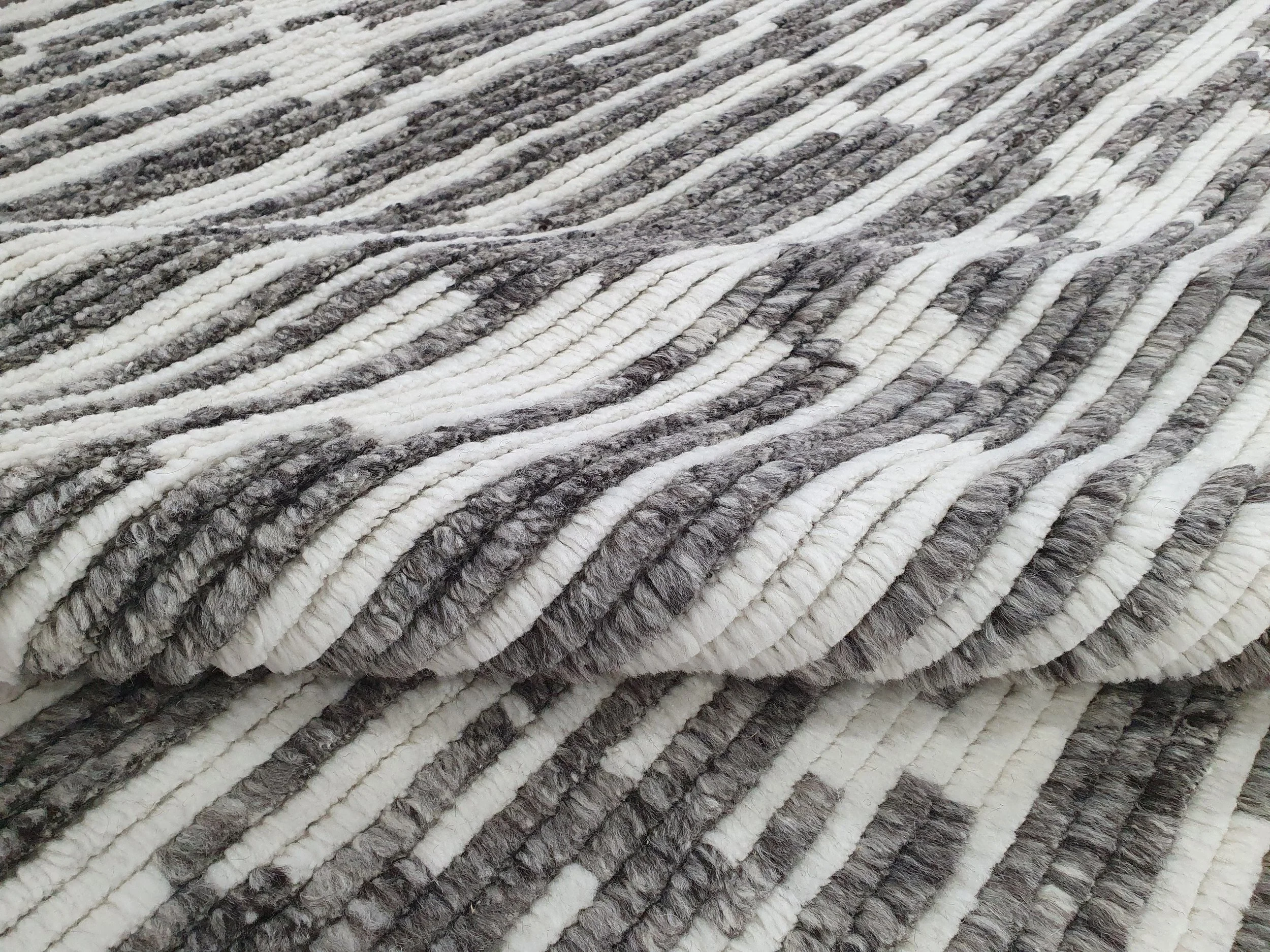 Cool Charcoal/White (closeup)