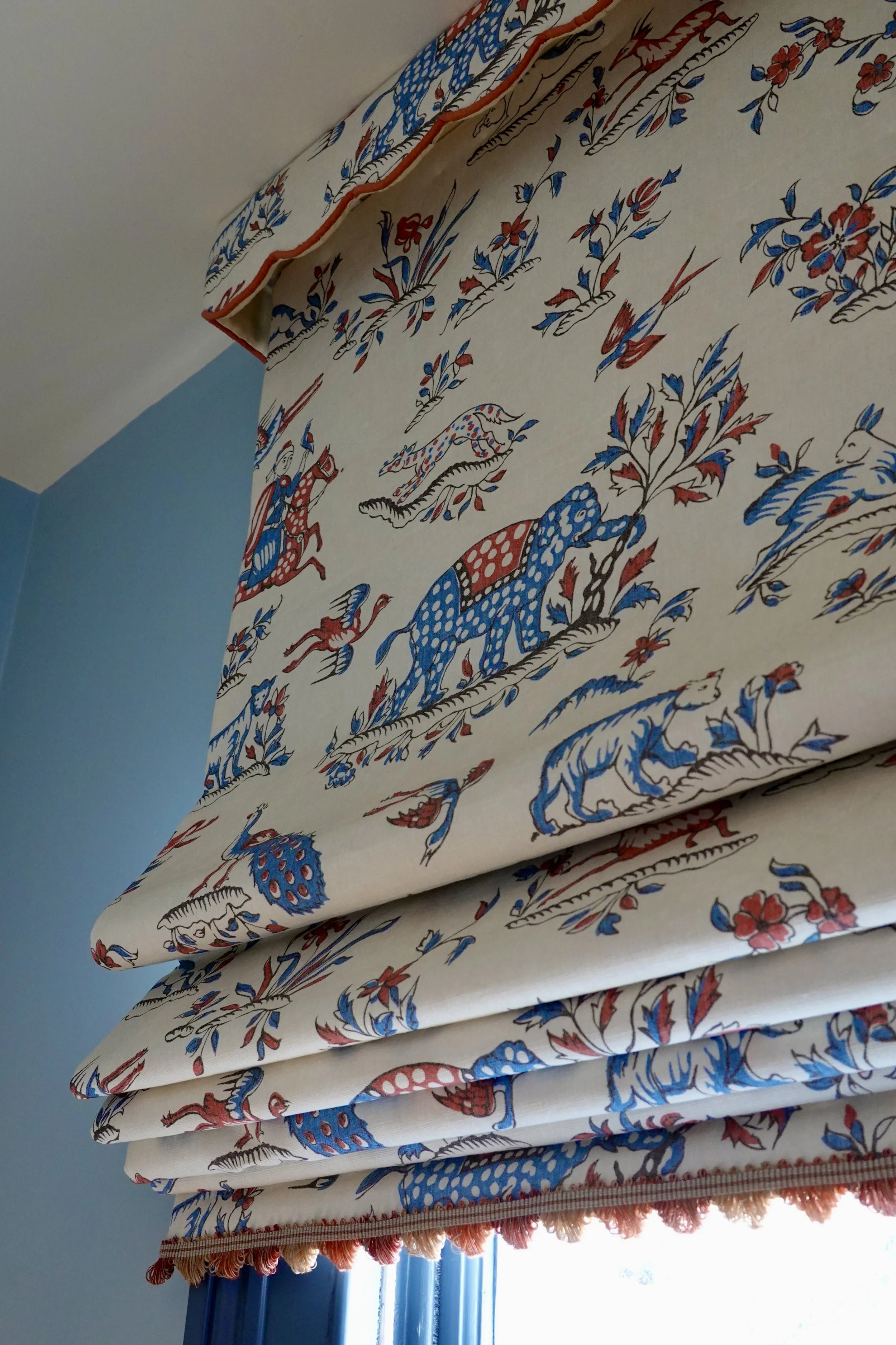 Scallop detail to pelmet and trim