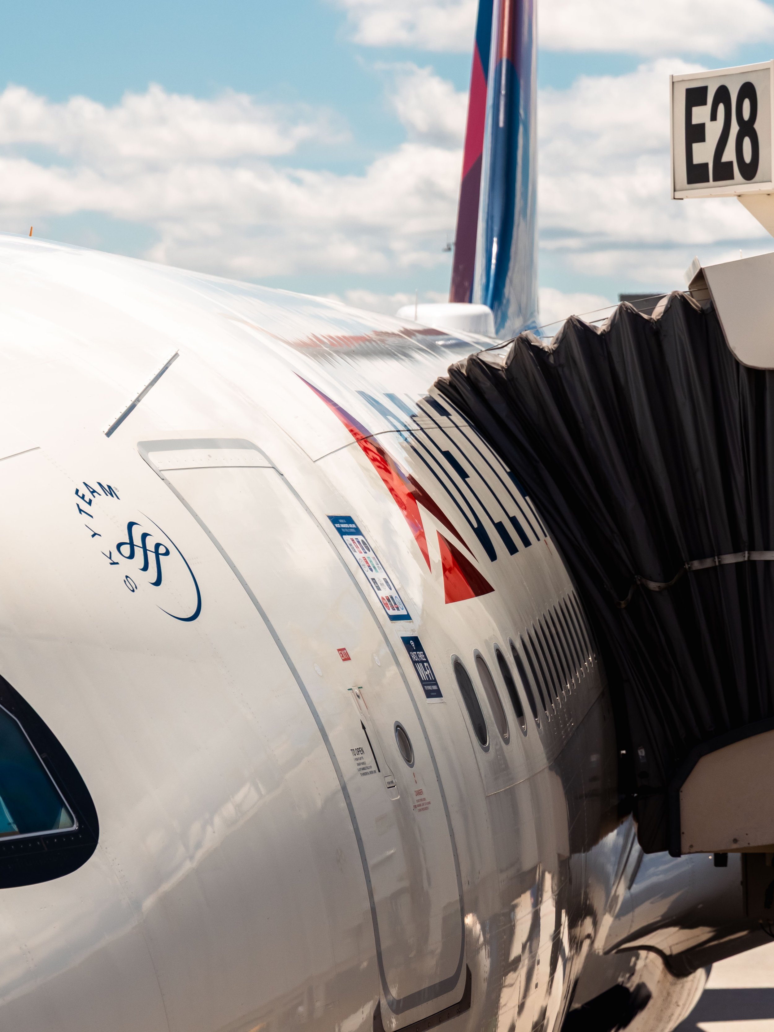 Delta Jetway at gate e28_Jawavifilms.jpg