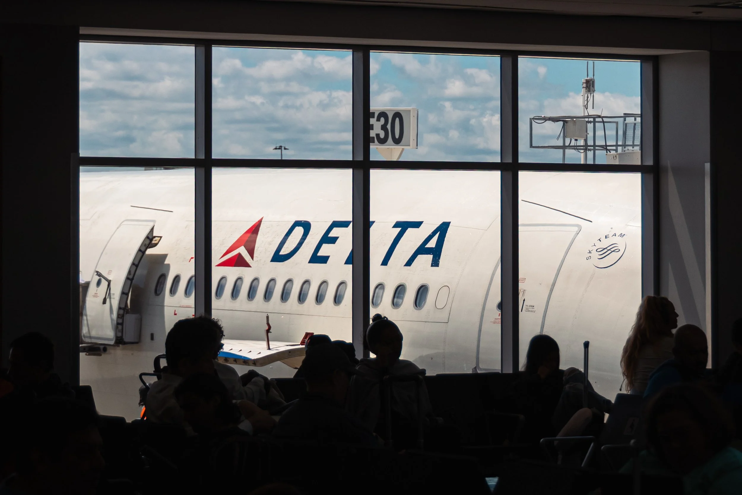 silhouette in the E Concourse of a Delta Jet_JawaviFilms.jpg
