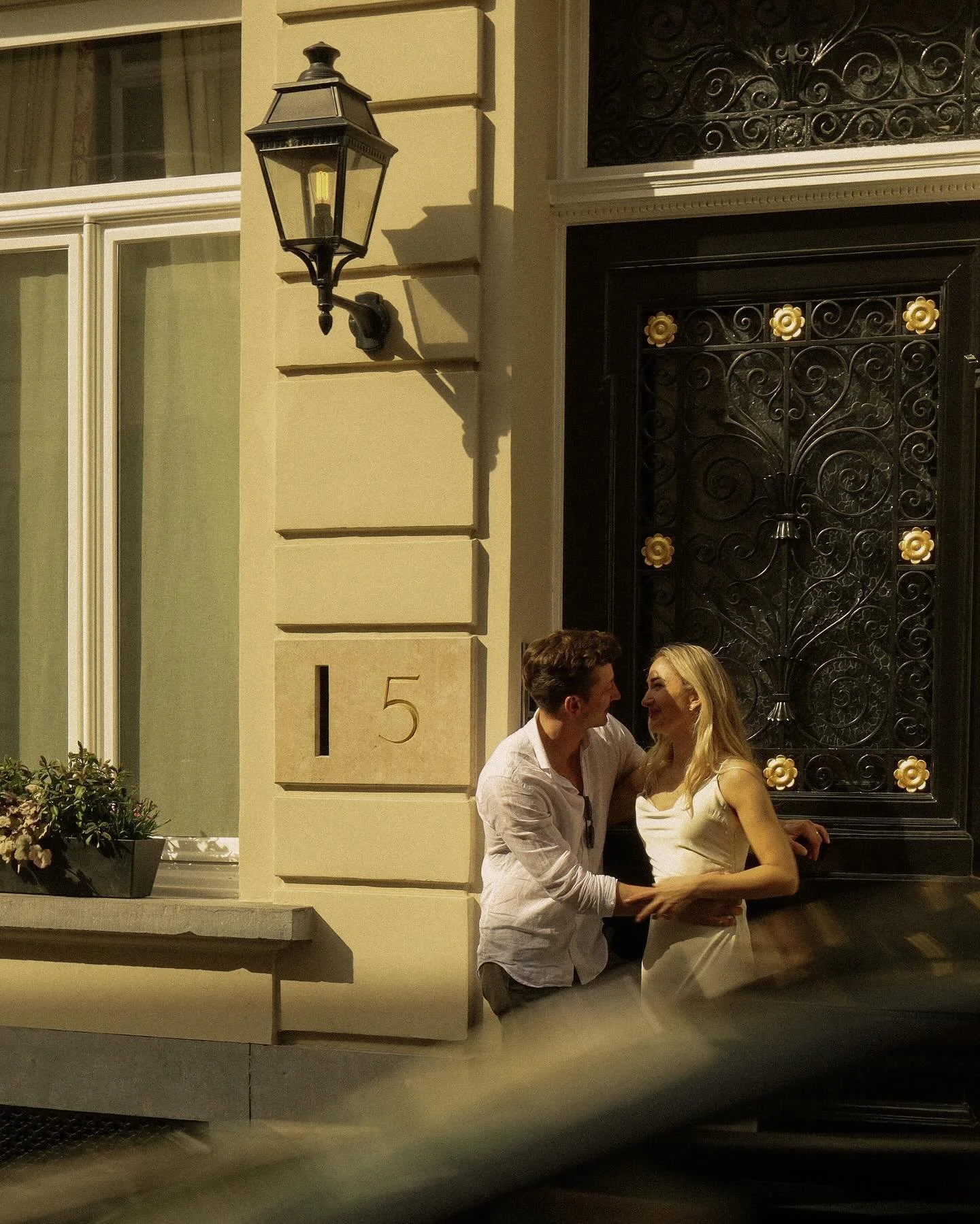 BEFORE AUTUMN ENDS🎞️
How lucky we were to find this stunning doorway while on our walk🥰