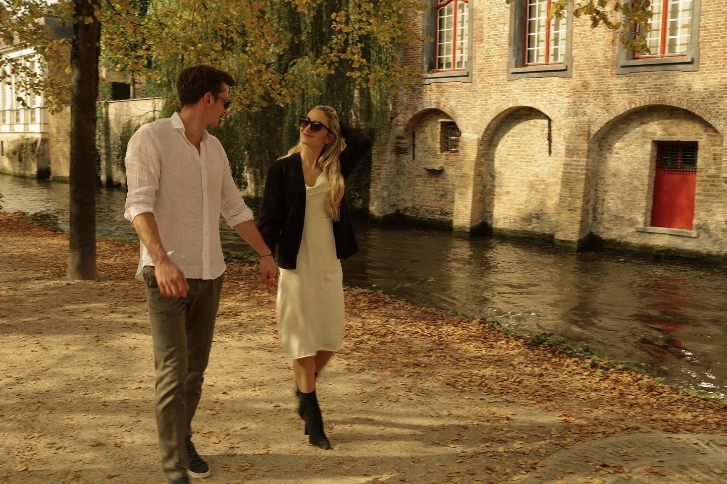 autumn leaves falling down like pieces into place🍂
paula + mati wanted to do a special photoshoot for their 10 year anniversary, so we chose to drive out to brugge😍 will show you more shots from this day very soon👀