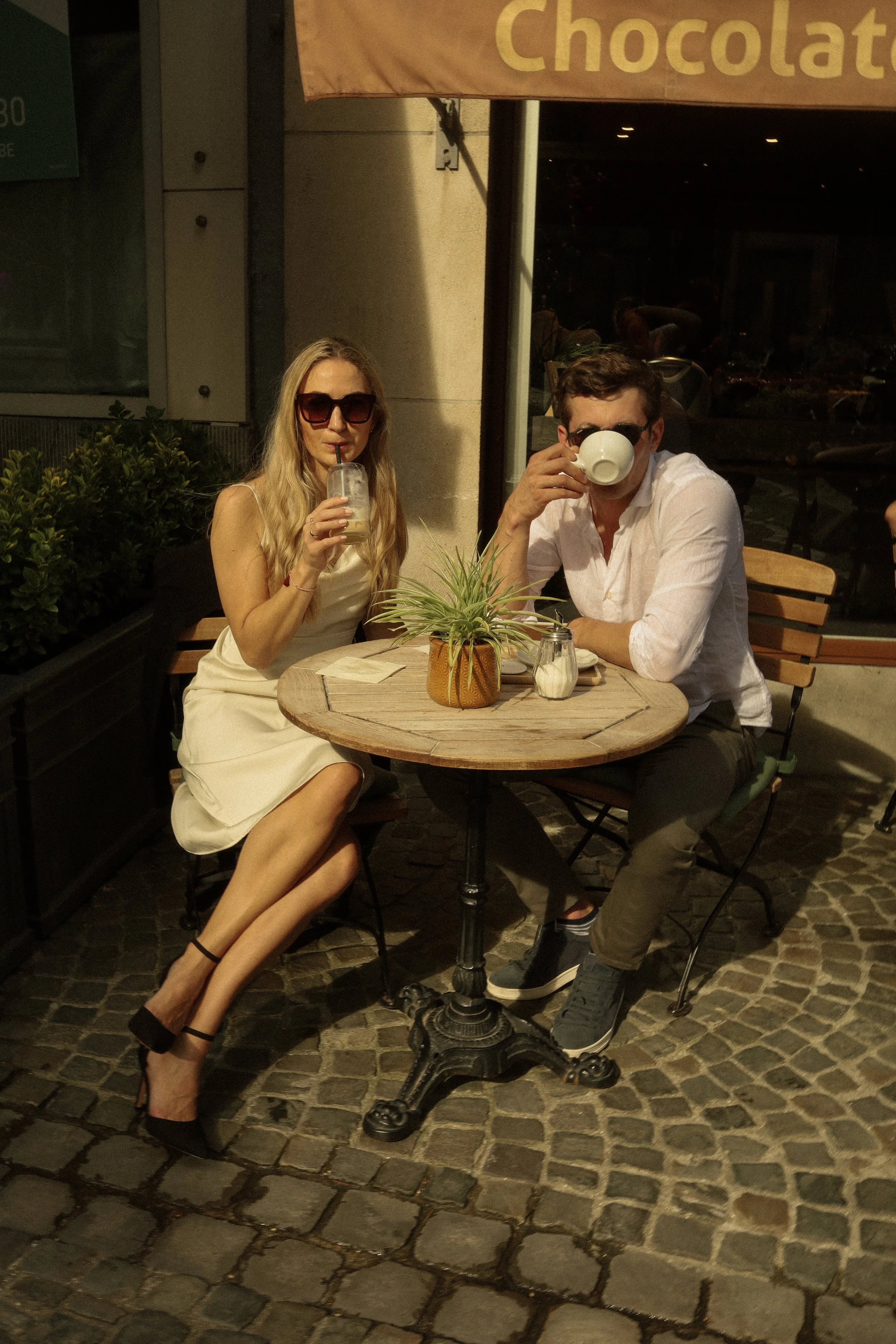 Mati + Paula - ungepostes, authentisches Paarshooting in Brügge 