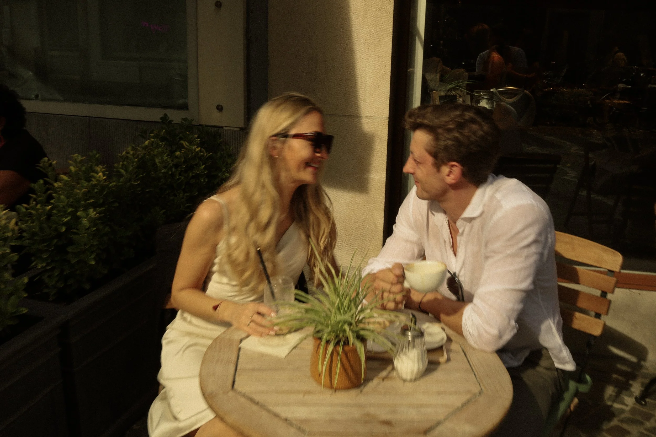 Mati + Paula -  ungepostes, authentisches Paarshooting in Brügge 