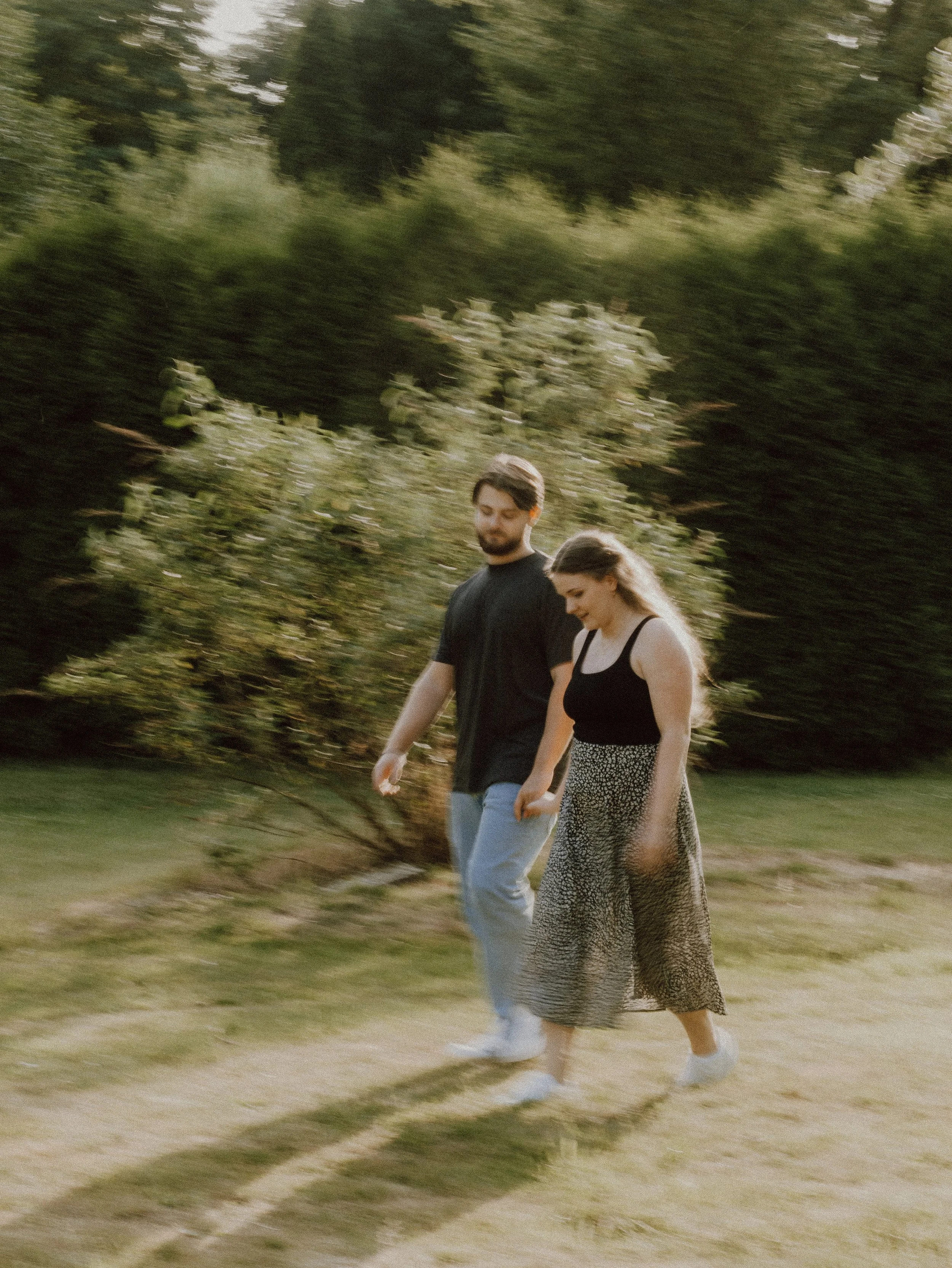 Mara + Pierre - ungestelltes, romantisches Paarshooting im Garten in Essen