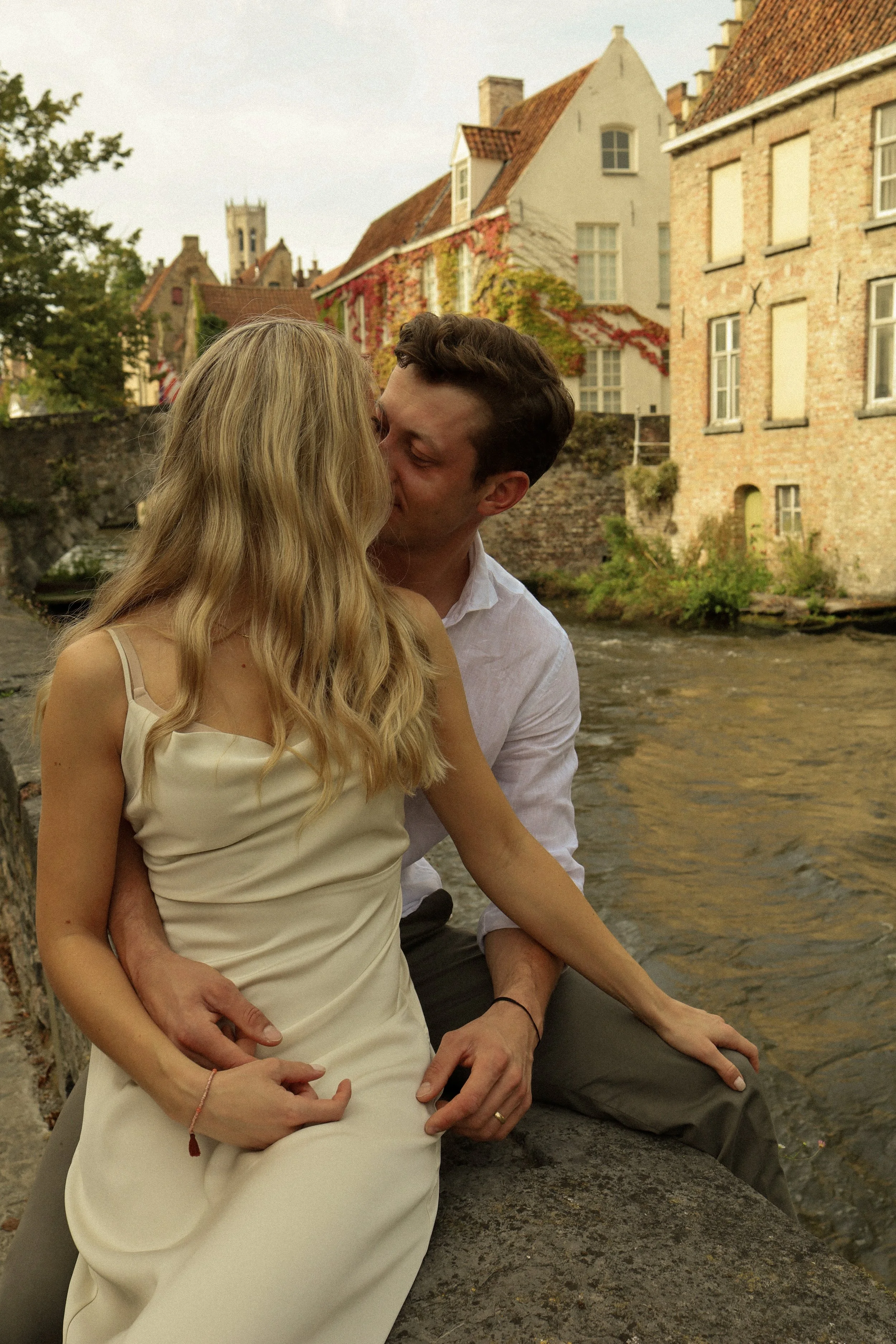 Mati + Paula - ungepostes, authentisches Paarshooting in Brügge 