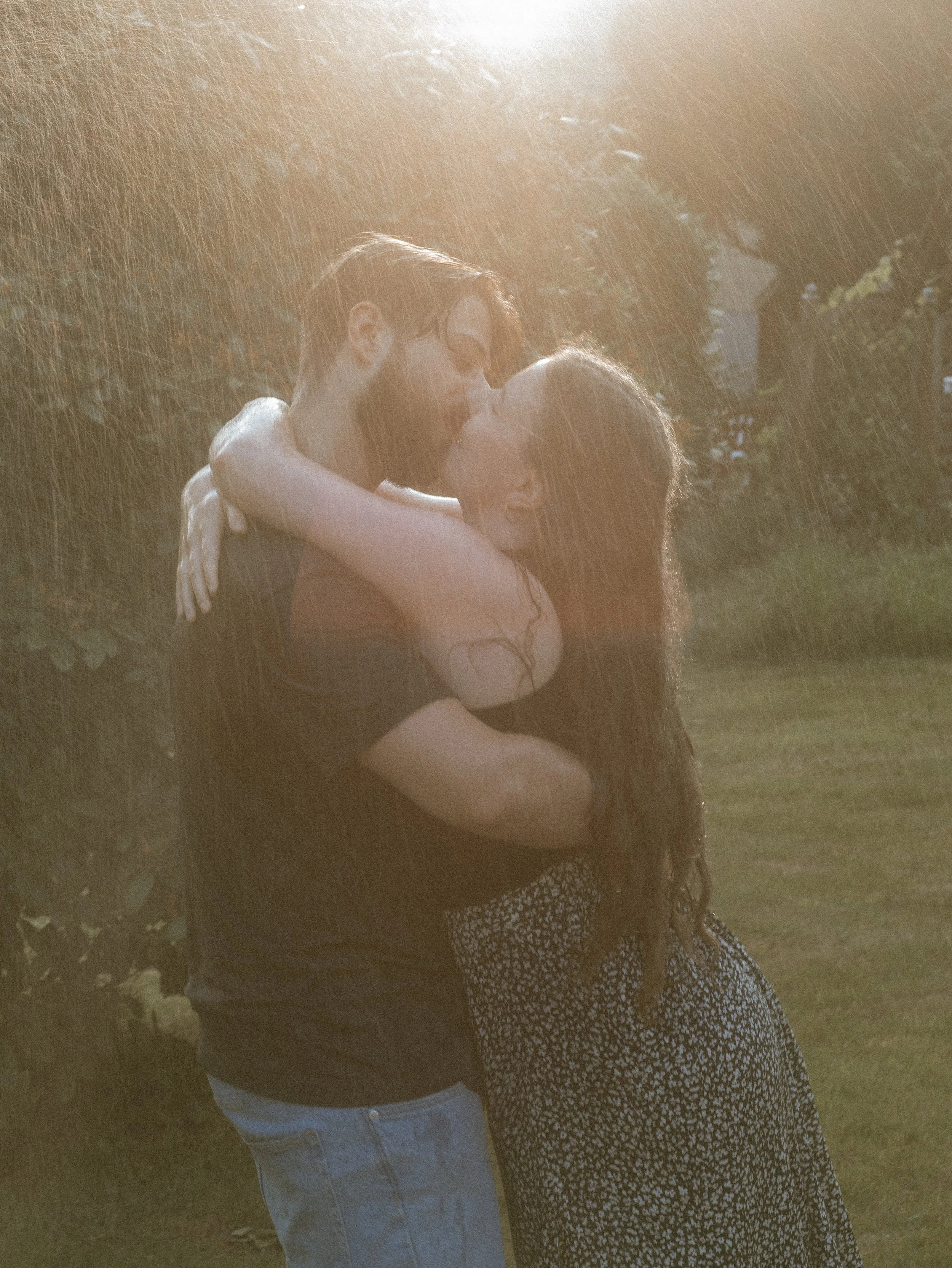 Mara + Pierre - ungestelltes, romantisches Paarshooting im Garten in Essen