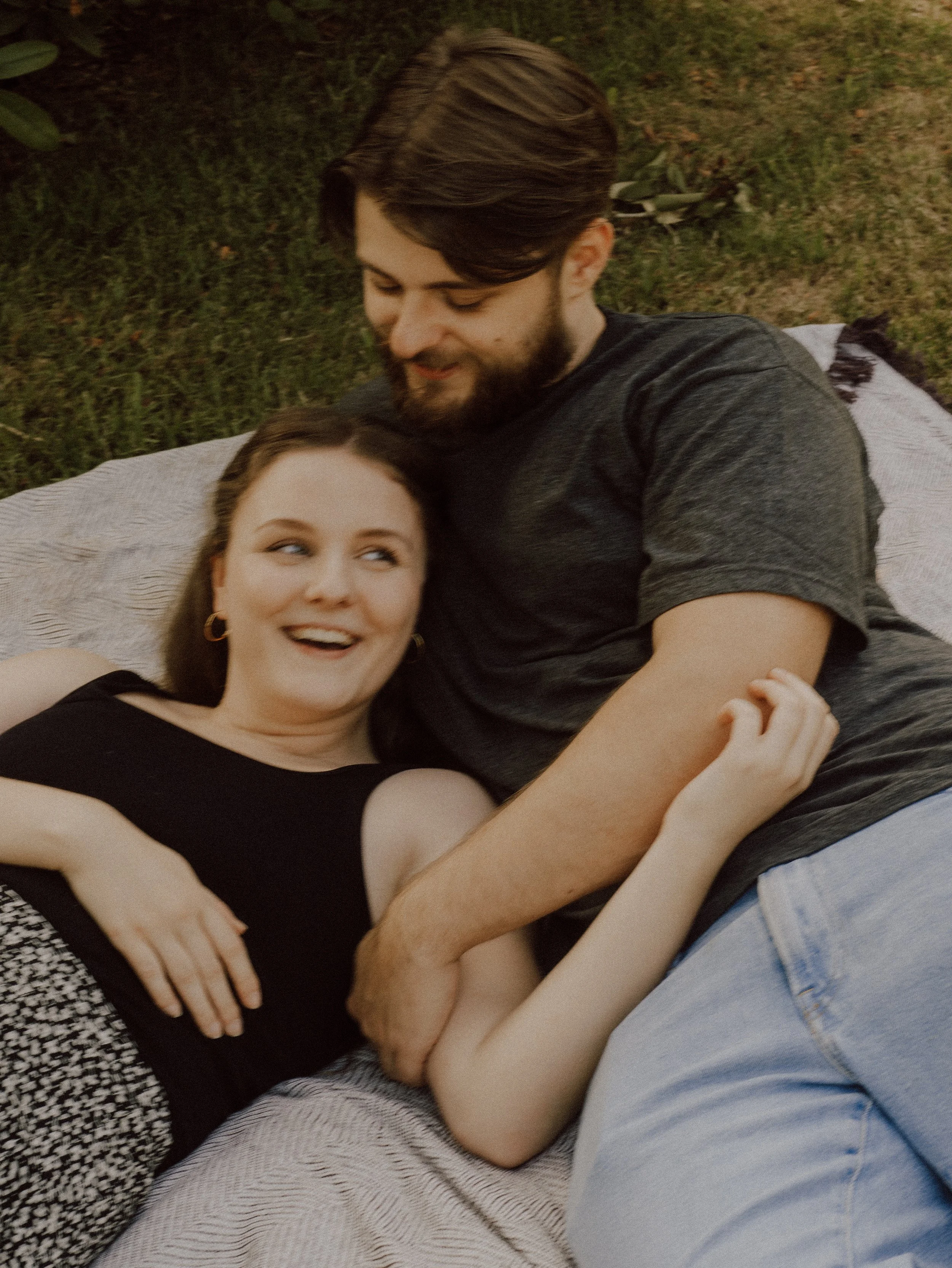 Mara + Pierre - ungestelltes, romantisches Paarshooting im Garten in Essen