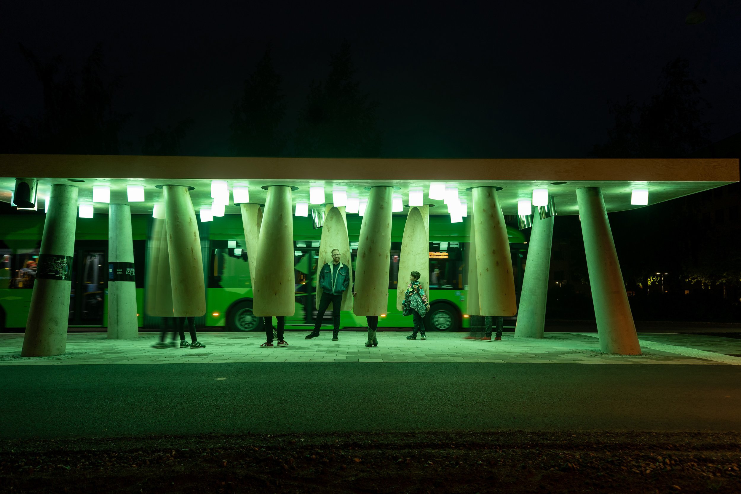 2 hanging pods allow travellers to relax and to stay comfortable out of the wind without requiring any energy.jpg
