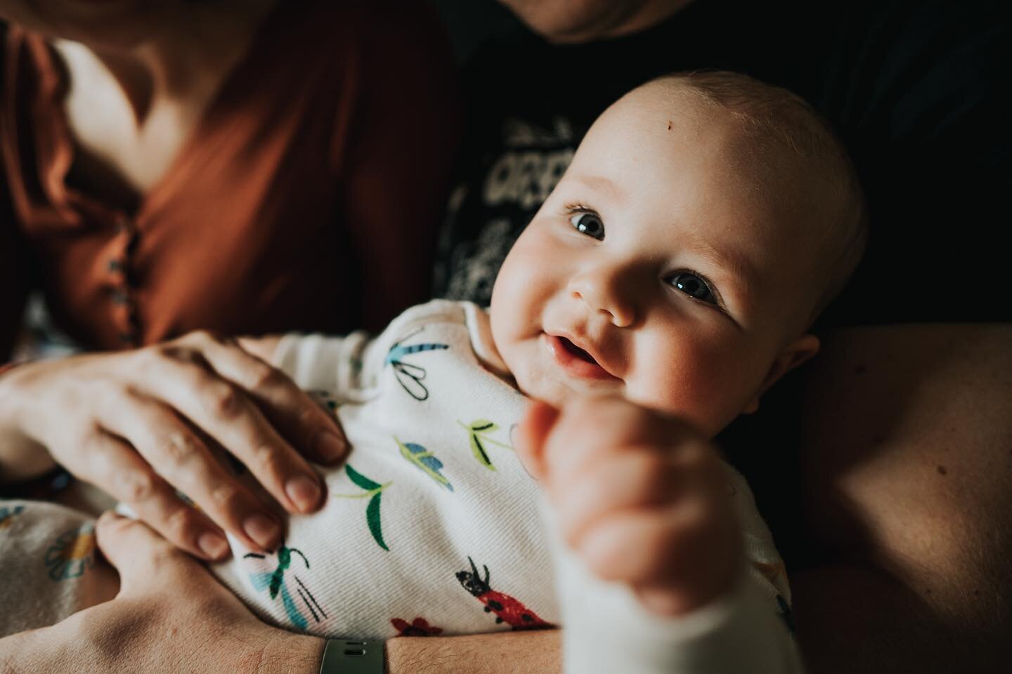 It&rsquo;s funny how often I end up sitting on the floor right when I arrive&hellip; I get down to their level&hellip; just like you do.
We all sit on the floor, at a thing!
.
#familyphotography #seattlefamilyphotographer #familyphotosathome #babypho