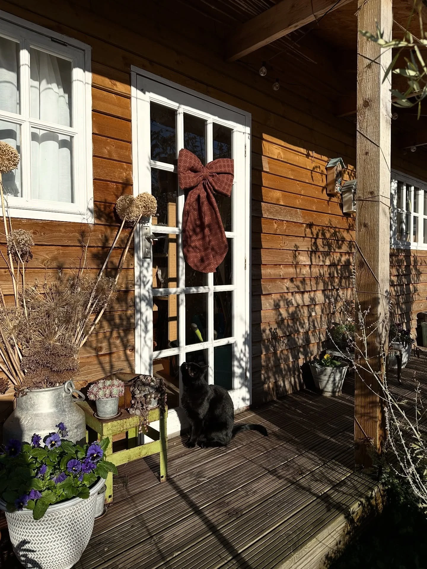 I carved in some creative time this weekend and made a cute bow for my door 🥰 

I always find it&rsquo;s important to give myself headspace for creativity outside of my garden design projects. Sewing is a pretty new hobby for me and now that winter 