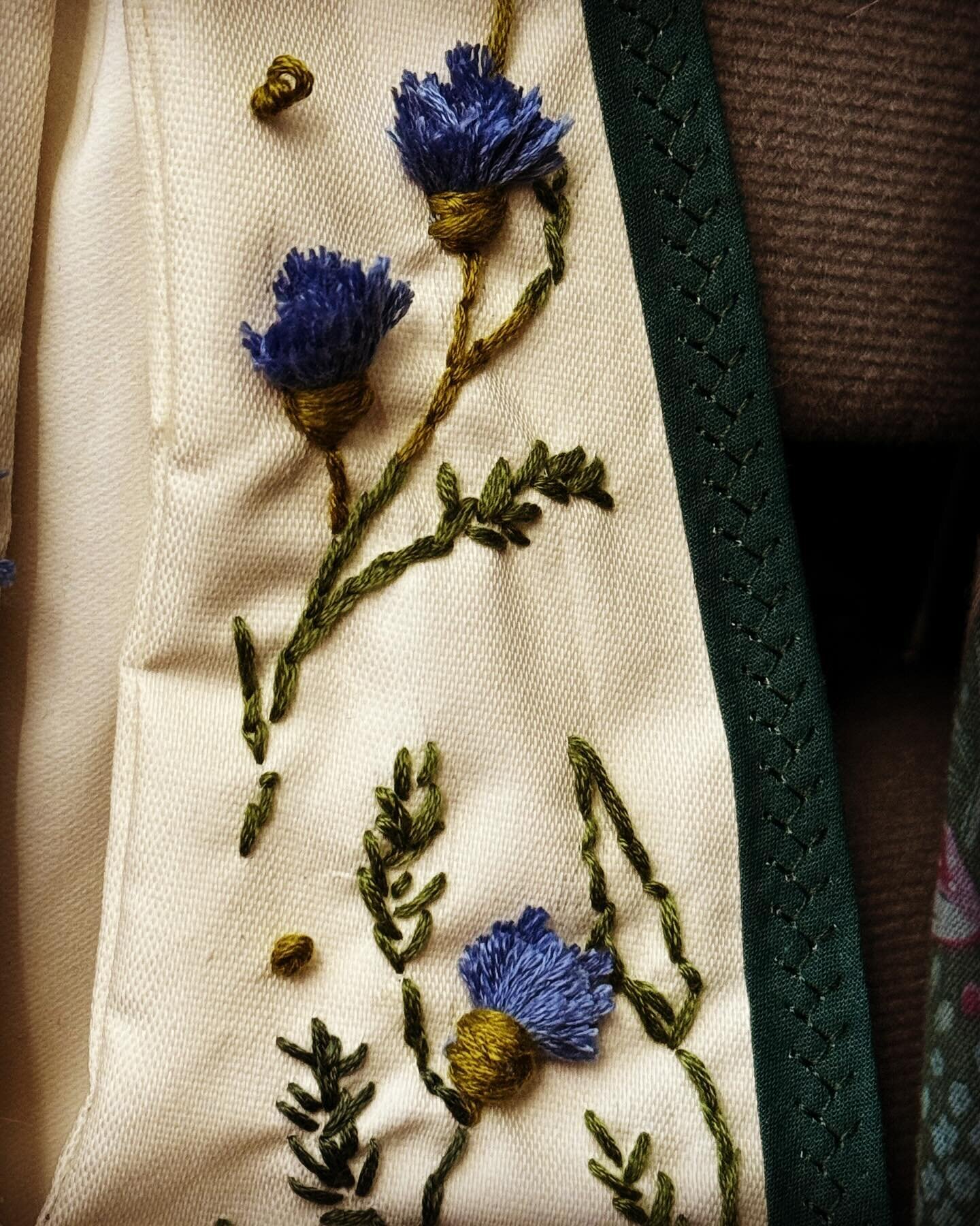 Started the New Year making this 18th century pocket with thistle embroidery, with a pattern from @thistlethistle. I absolutely loved this fun project! I took a few liberties with the sewing and embroidery, but this pattern they made was a wonderful 