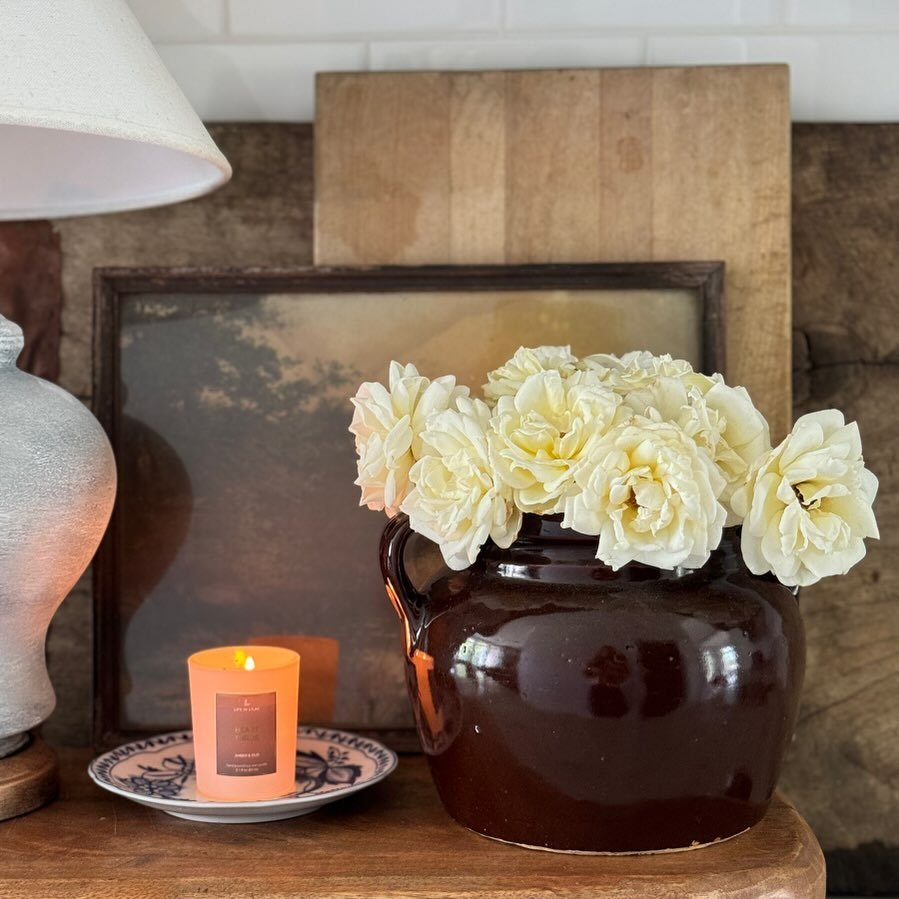 Happy Saturday! Here is your sign to get some fresh flowers and light a candle! Cleaning, laundry &amp; being productive around the house are our weekend plans! 

#ashleymooreathome #collectedhome #vintagestyle #howyouhome #homesweethome