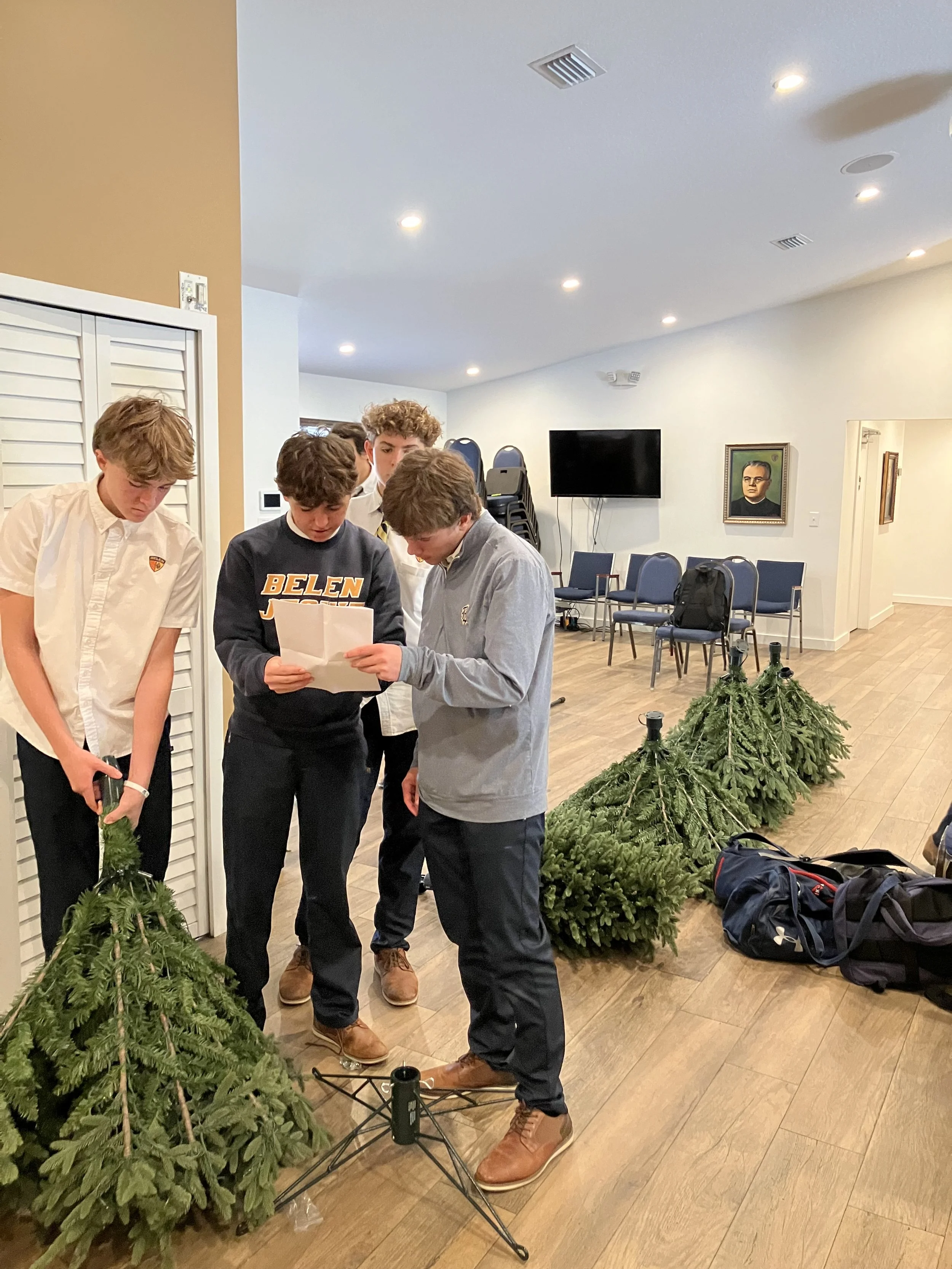 Christmas Decorating: Miami Chapter