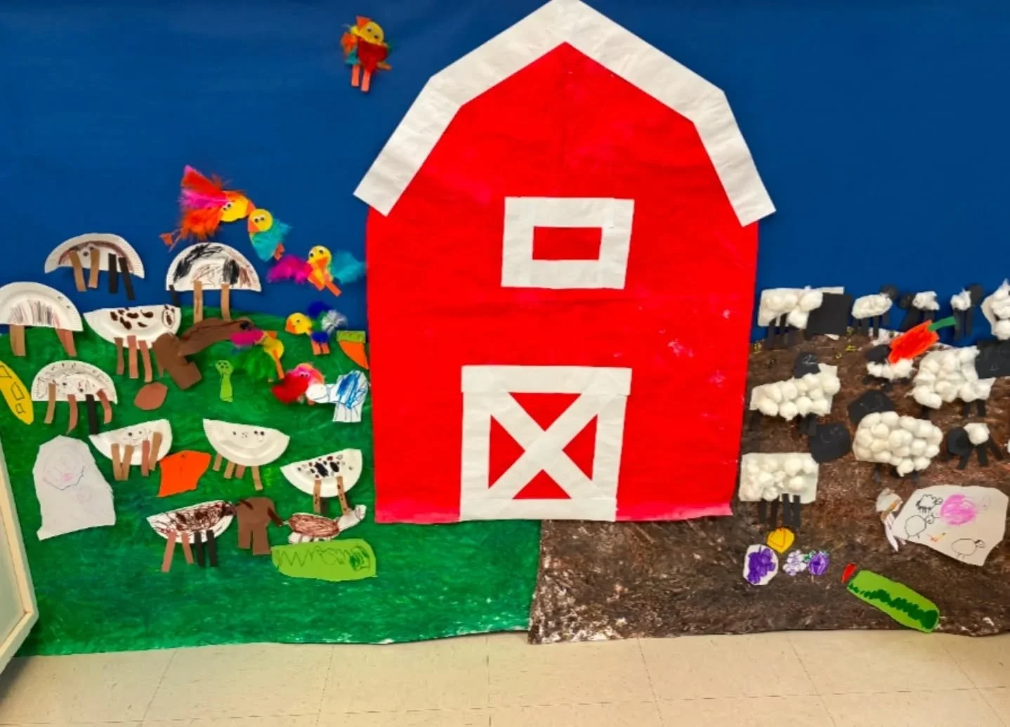 During the month of November, our TK class took a deep dive into the world of farm animals and worked together to create a mural featuring sheep, cows, chickens, various crops of their choosing, and another farm animal of their choice. These projects
