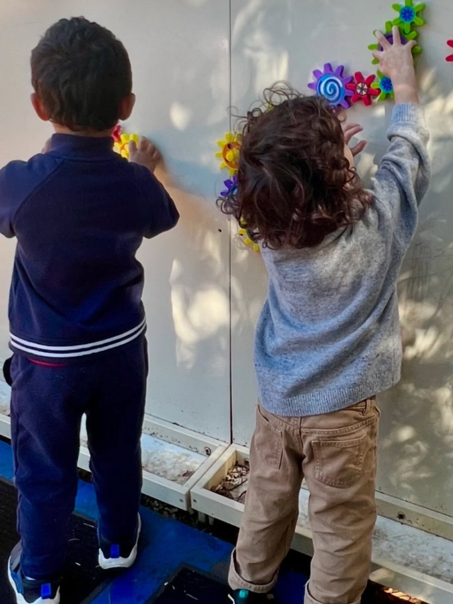 All children, from babies to teens, need time to play every day!Open play is important because it:

🏃&zwj;♀️ Encourages children move their bodies, relax their minds, use their imagination, and learn new skills.
🌎 Helps children learn and understan