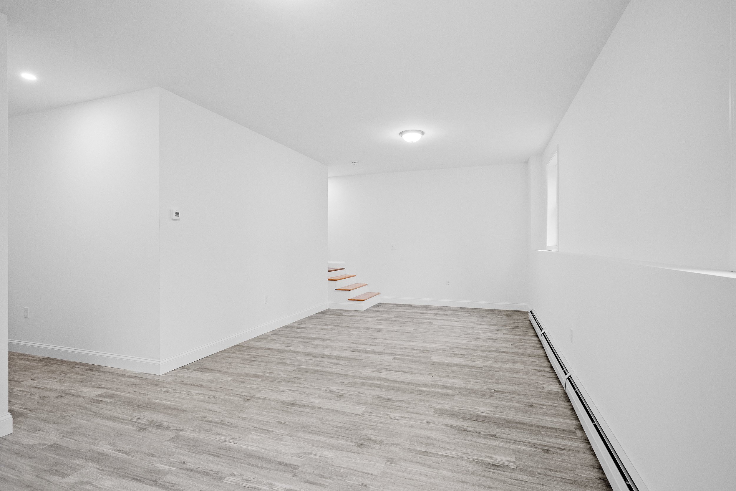 white-modern-room-without-furniture-and-with-small-2025-02-02-19-57-34-utc.jpg