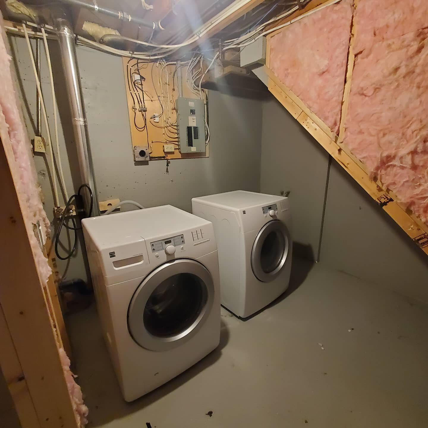 Little laundry/mechanical room we have been working on. Big changes from that bare concrete that we started with.
.
.
.
.
#renovation #laundryroom #contractor #yeg #yegrenovations #carpentry #electrical #basement #construction