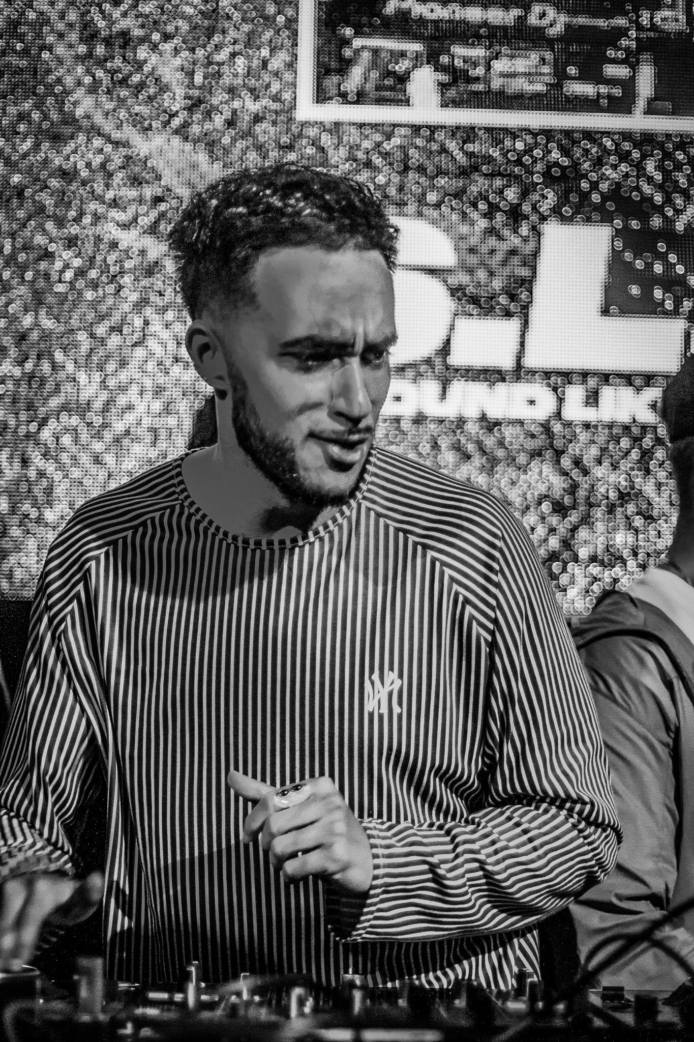 Marouan MG en plein kiff sur sa musique.