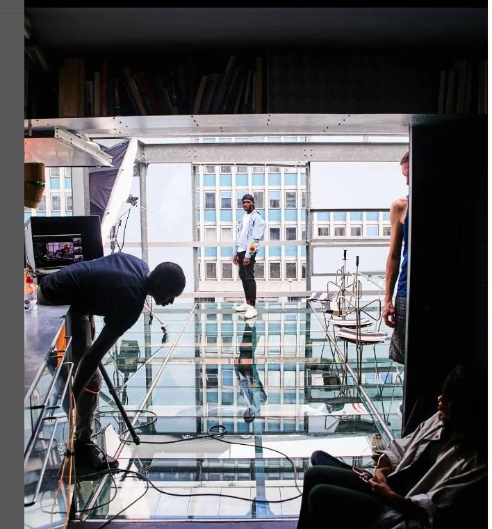 Asiistant digital qui se penche pour ramasser un cable lors d'un shooting photo pour NIKE AIR MAX